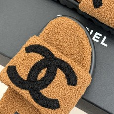 CHANE*|小香经典大双C毛拖 大双C是经典灵魂 厚底悄悄拉长腿线 一脚蹬穿脱超省心 黑白调自带高级滤镜 搭大衣慵懒贵 CHANE*|小香经典大双C毛拖 大双C是经典灵魂 厚底悄悄拉长腿线 一脚蹬穿脱超省心 黑白调自带高级滤镜 搭大衣慵懒贵