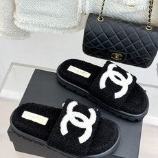 CHANE*|小香经典大双C毛拖 大双C是经典灵魂 厚底悄悄拉长腿线 一脚蹬穿脱超省心 黑白调自带高级滤镜 搭大衣慵懒贵 CHANE*|小香经典大双C毛拖 大双C是经典灵魂 厚底悄悄拉长腿线 一脚蹬穿脱超省心 黑白调自带高级滤镜 搭大衣慵懒贵
