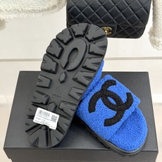 CHANE*|小香经典大双C毛拖 大双C是经典灵魂 厚底悄悄拉长腿线 一脚蹬穿脱超省心 黑白调自带高级滤镜 搭大衣慵懒贵 CHANE*|小香经典大双C毛拖 大双C是经典灵魂 厚底悄悄拉长腿线 一脚蹬穿脱超省心 黑白调自带高级滤镜 搭大衣慵懒贵