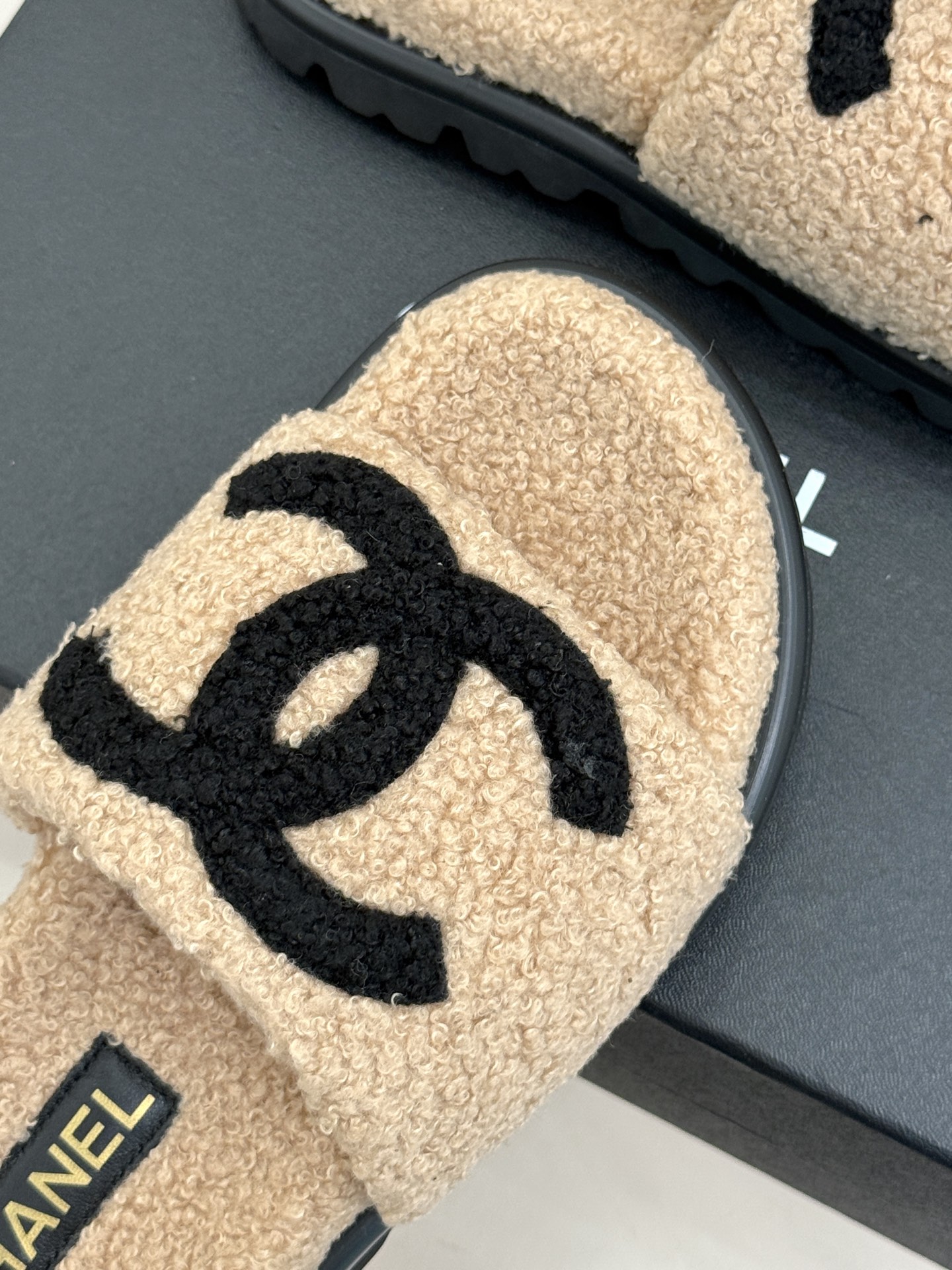 CHANE*｜小香经典大双C毛拖 大双C是经典灵魂 厚底悄悄拉长腿线 一脚蹬穿脱超省心 黑白调自带高级滤镜 搭大衣慵懒贵