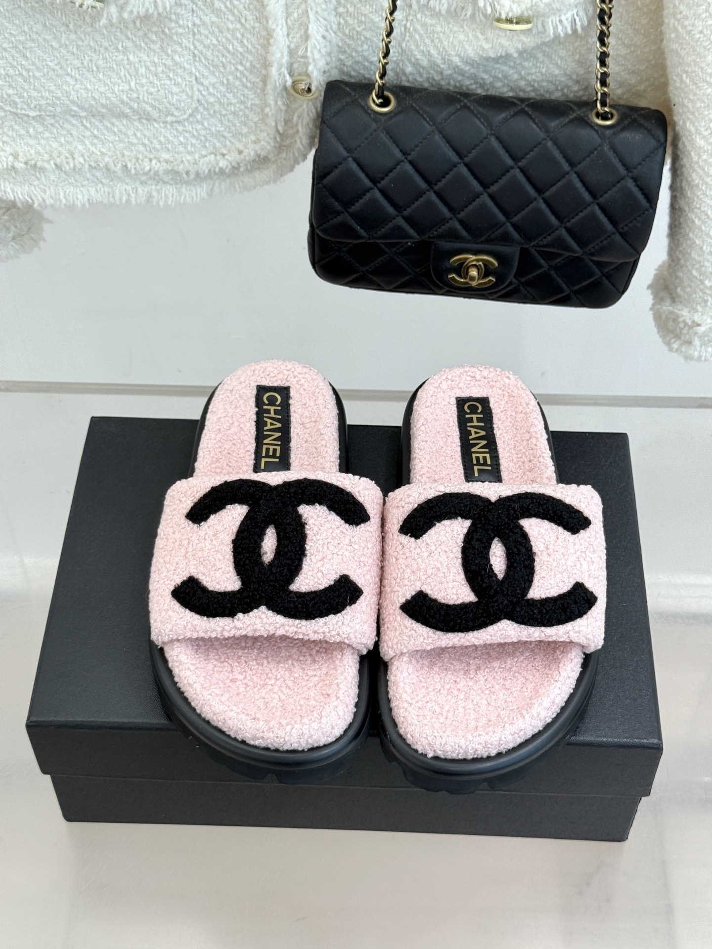 CHANE*|小香经典大双C毛拖 大双C是经典灵魂 厚底悄悄拉长腿线 一脚蹬穿脱超省心 黑白调自带高级滤镜 搭大衣慵懒贵 CHANE*|小香经典大双C毛拖 大双C是经典灵魂 厚底悄悄拉长腿线 一脚蹬穿脱超省心 黑白调自带高级滤镜 搭大衣慵懒贵