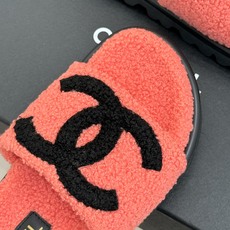 CHANE*|小香经典大双C毛拖 大双C是经典灵魂 厚底悄悄拉长腿线 一脚蹬穿脱超省心 黑白调自带高级滤镜 搭大衣慵懒贵 CHANE*|小香经典大双C毛拖 大双C是经典灵魂 厚底悄悄拉长腿线 一脚蹬穿脱超省心 黑白调自带高级滤镜 搭大衣慵懒贵