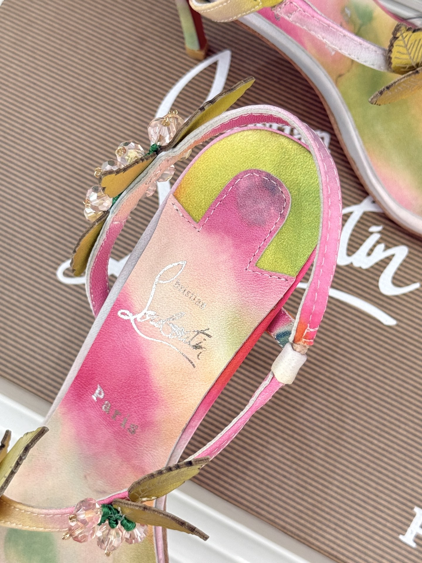 ChristinLouboutin/CL26WF新品 彩色水晶叶子装饰细跟高跟凉鞋 叶形彩晶缀着细碎流光 细跟撑起明艳女 ChristinLouboutin/CL26WF新品 彩色水晶叶子装饰细跟高跟凉鞋 叶形彩晶缀着细碎流光 细跟撑起明艳女