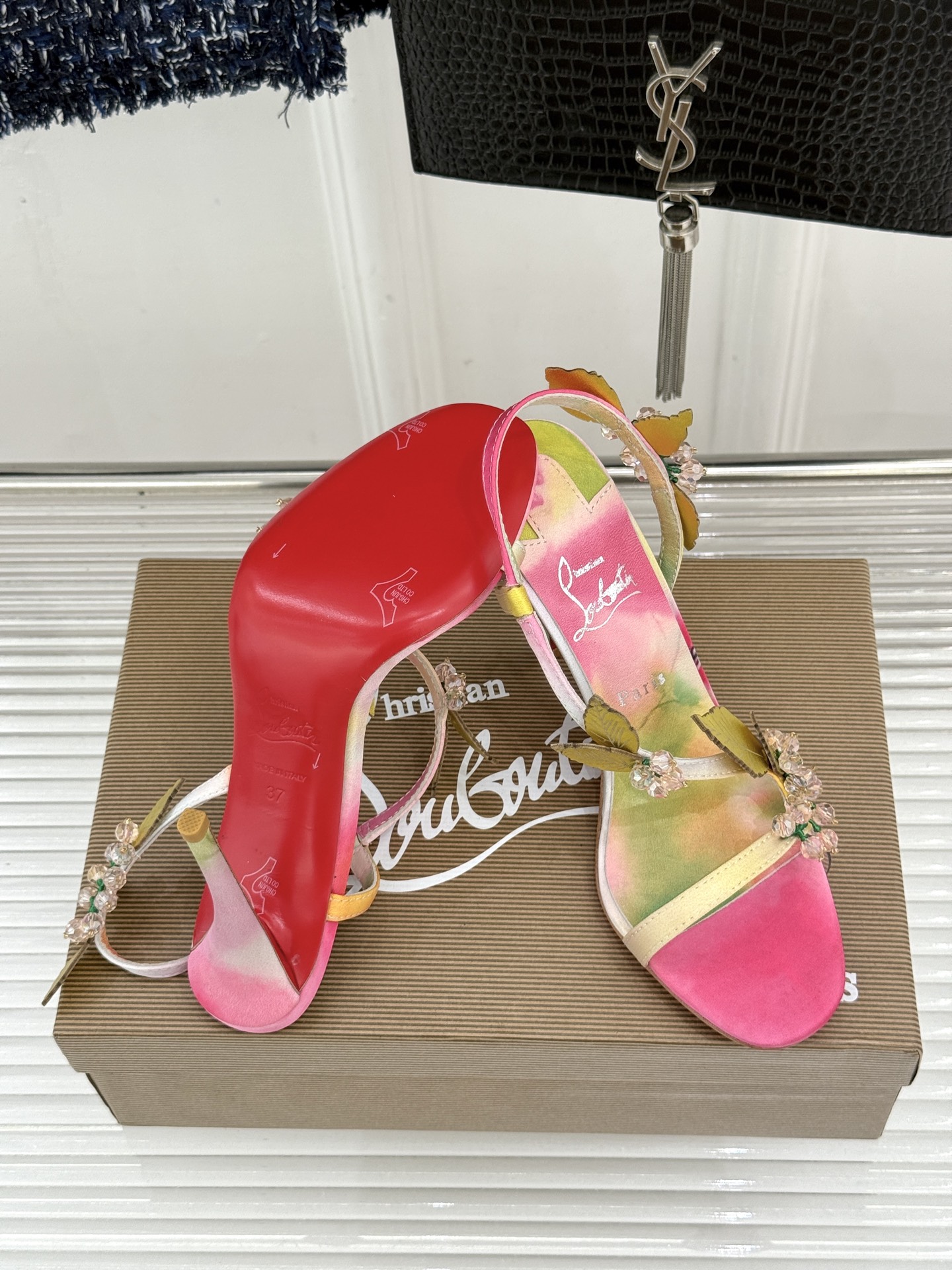 ChristinLouboutin/CL26WF新品 彩色水晶叶子装饰细跟高跟凉鞋 叶形彩晶缀着细碎流光 细跟撑起明艳女 ChristinLouboutin/CL26WF新品 彩色水晶叶子装饰细跟高跟凉鞋 叶形彩晶缀着细碎流光 细跟撑起明艳女