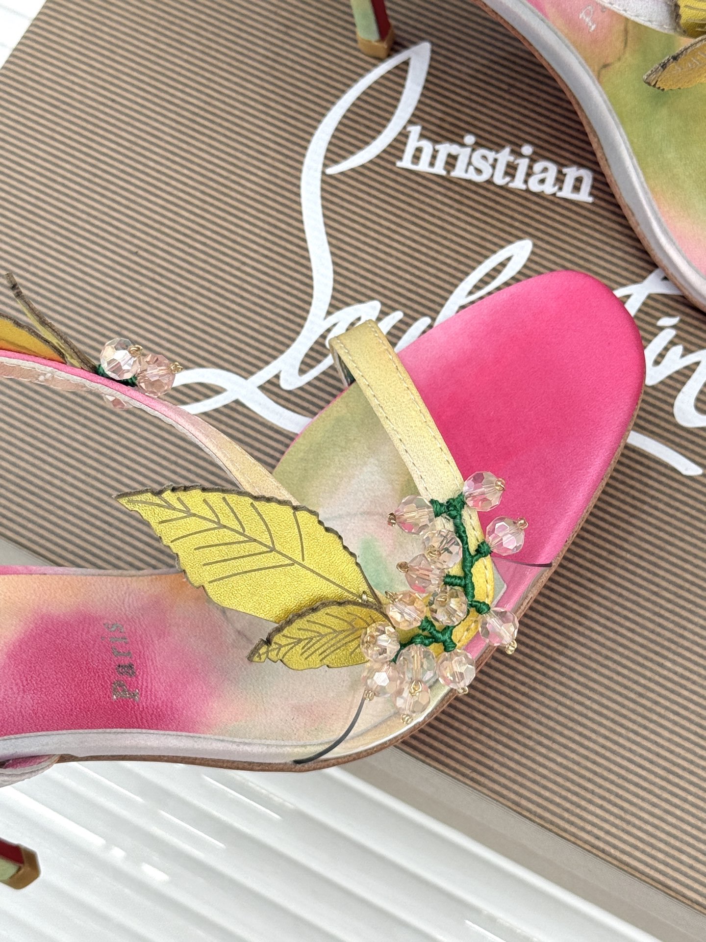 ChristinLouboutin/CL26WF新品 彩色水晶叶子装饰细跟高跟凉鞋 叶形彩晶缀着细碎流光 细跟撑起明艳女 ChristinLouboutin/CL26WF新品 彩色水晶叶子装饰细跟高跟凉鞋 叶形彩晶缀着细碎流光 细跟撑起明艳女