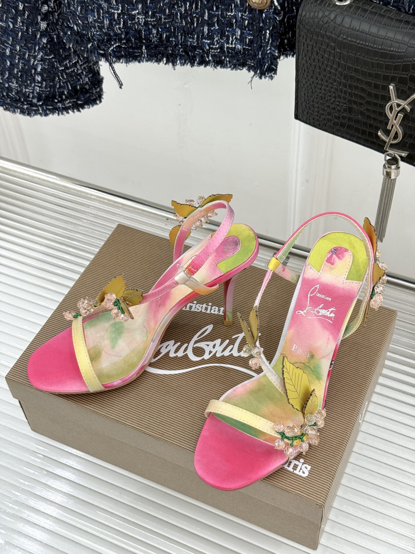 ChristinLouboutin/CL26WF新品 彩色水晶叶子装饰细跟高跟凉鞋 叶形彩晶缀着细碎流光 细跟撑起明艳女 ChristinLouboutin/CL26WF新品 彩色水晶叶子装饰细跟高跟凉鞋 叶形彩晶缀着细碎流光 细跟撑起明艳女