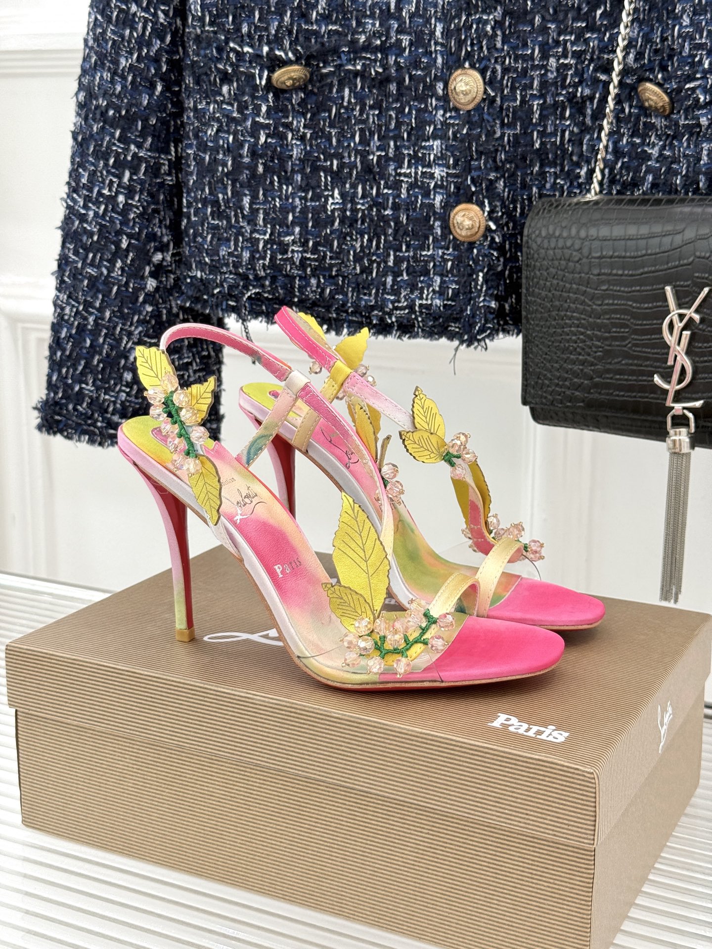 ChristinLouboutin/CL26WF新品 彩色水晶叶子装饰细跟高跟凉鞋 叶形彩晶缀着细碎流光 细跟撑起明艳女 ChristinLouboutin/CL26WF新品 彩色水晶叶子装饰细跟高跟凉鞋 叶形彩晶缀着细碎流光 细跟撑起明艳女