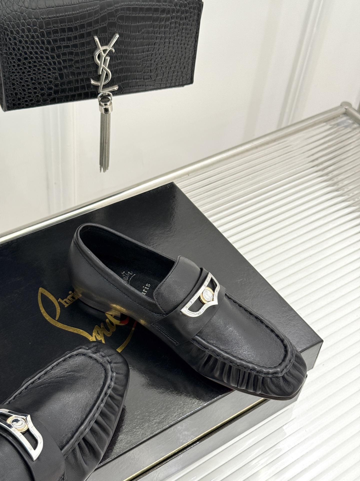 男码＋20 ChristinLouboutin/CL26WF新品 复古褶皱英伦乐情侣款福鞋 金属扣自带奢牌锋芒 手工褶皱