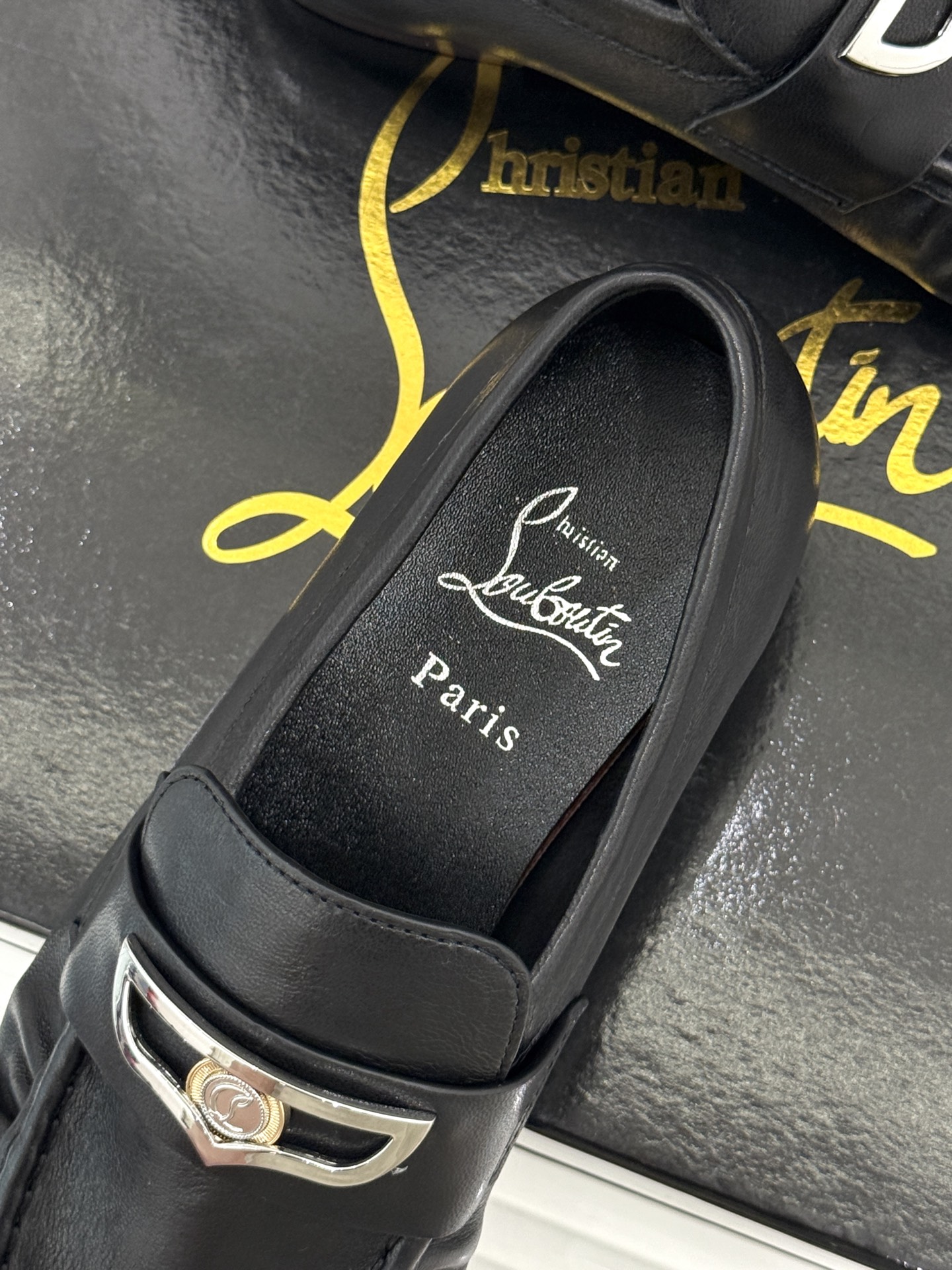 男码＋20 ChristinLouboutin/CL26WF新品 复古褶皱英伦乐情侣款福鞋 金属扣自带奢牌锋芒 手工褶皱