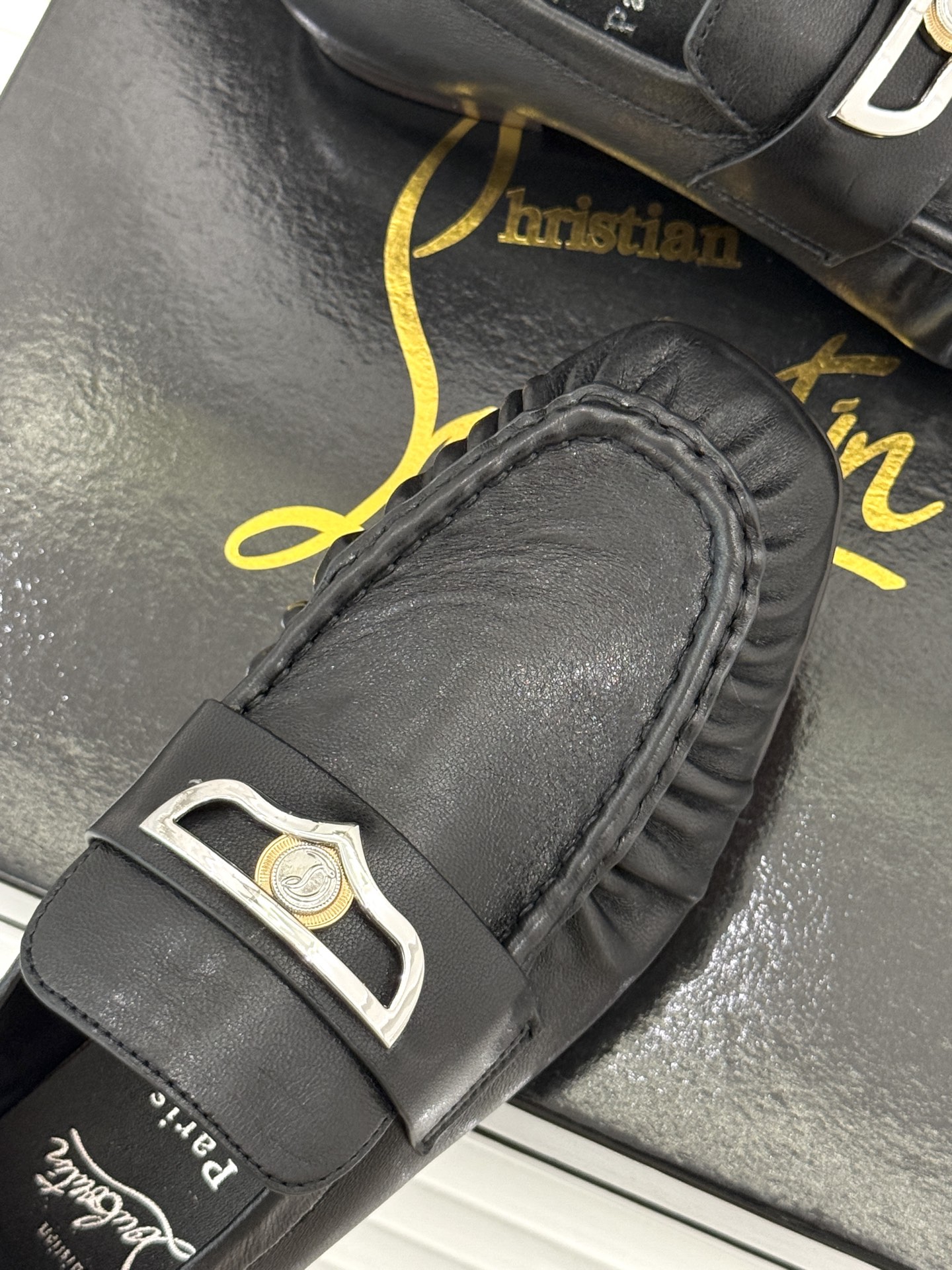 男码＋20 ChristinLouboutin/CL26WF新品 复古褶皱英伦乐情侣款福鞋 金属扣自带奢牌锋芒 手工褶皱