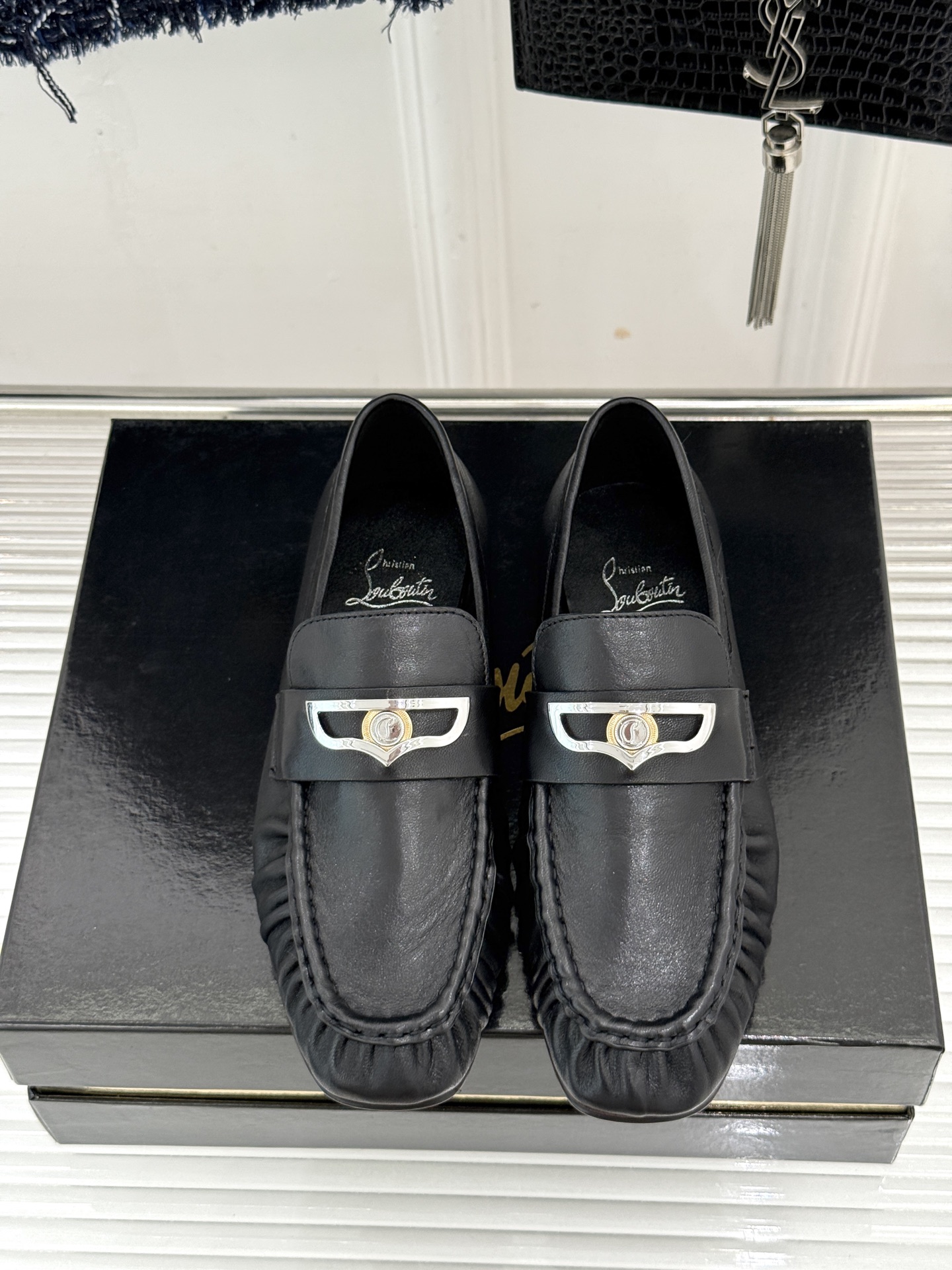 男码＋20 ChristinLouboutin/CL26WF新品 复古褶皱英伦乐情侣款福鞋 金属扣自带奢牌锋芒 手工褶皱