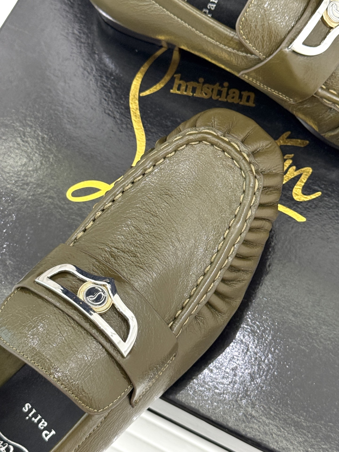 男码+20 ChristinLouboutin/CL26WF新品 复古褶皱英伦乐情侣款福鞋 金属扣自带奢牌锋芒 手工褶皱 男码+20 ChristinLouboutin/CL26WF新品 复古褶皱英伦乐情侣款福鞋 金属扣自带奢牌锋芒 手工褶皱