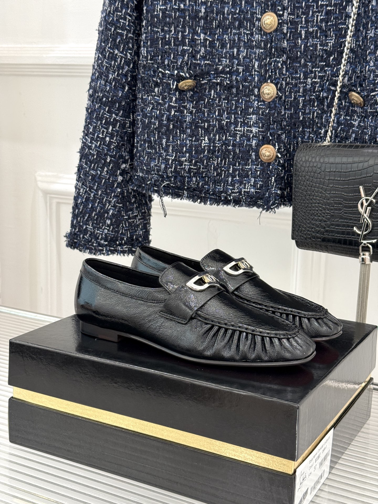 男码+20 ChristinLouboutin/CL26WF新品 复古褶皱英伦乐情侣款福鞋 金属扣自带奢牌锋芒 手工褶皱 男码+20 ChristinLouboutin/CL26WF新品 复古褶皱英伦乐情侣款福鞋 金属扣自带奢牌锋芒 手工褶皱