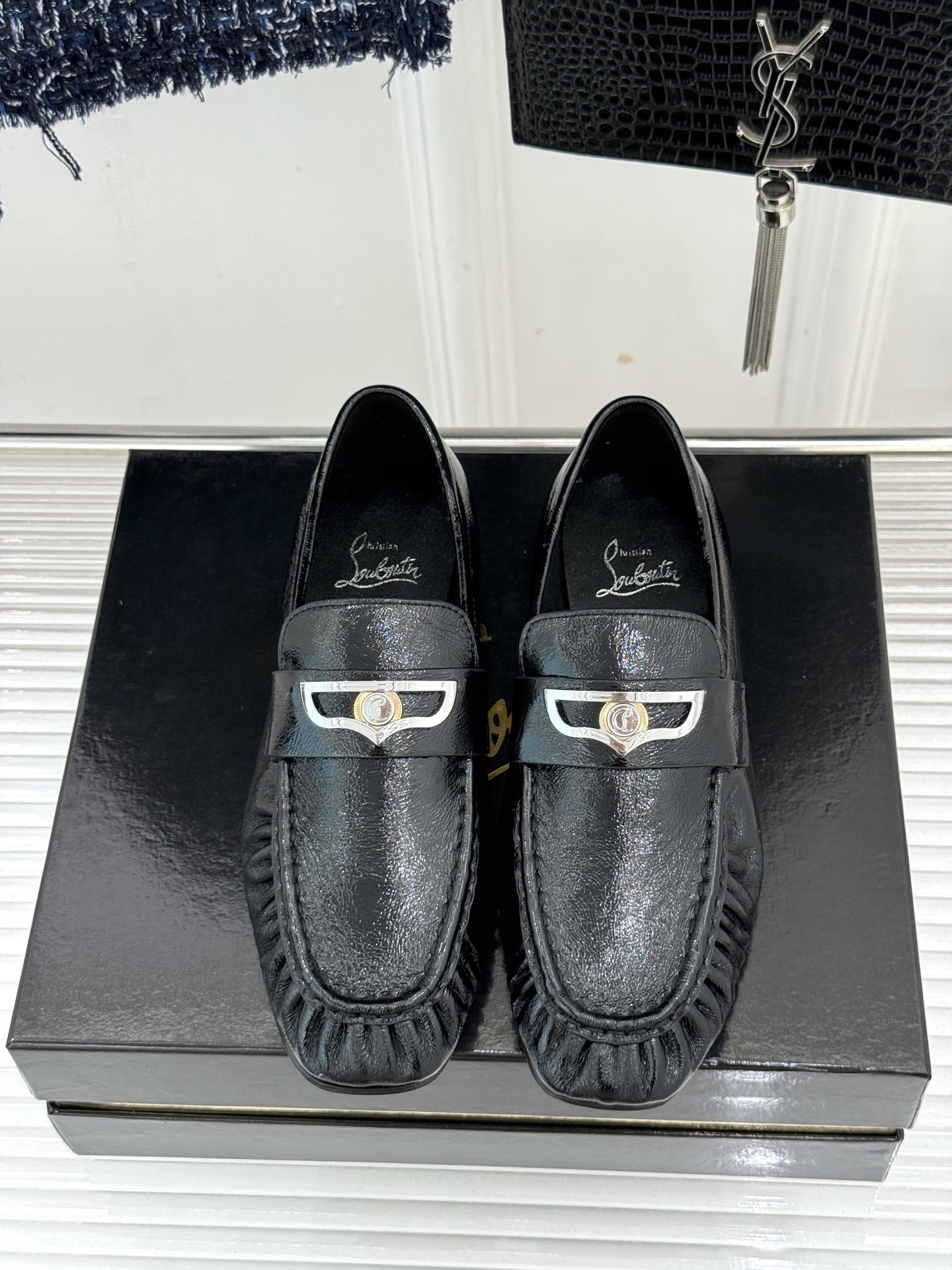 男码+20 ChristinLouboutin/CL26WF新品 复古褶皱英伦乐情侣款福鞋 金属扣自带奢牌锋芒 手工褶皱 男码+20 ChristinLouboutin/CL26WF新品 复古褶皱英伦乐情侣款福鞋 金属扣自带奢牌锋芒 手工褶皱