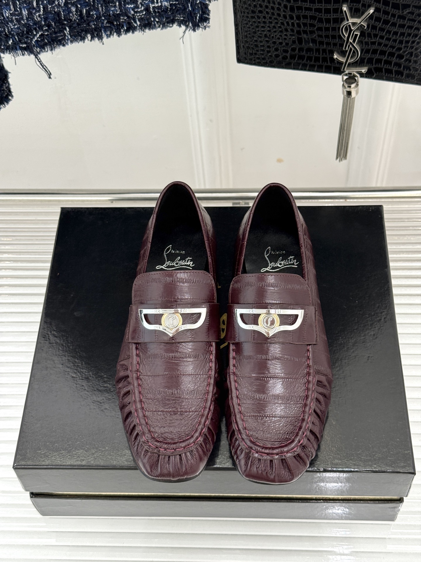 男码+20 ChristinLouboutin/CL26WF新品 复古褶皱英伦乐情侣款福鞋 金属扣自带奢牌锋芒 手工褶皱 男码+20 ChristinLouboutin/CL26WF新品 复古褶皱英伦乐情侣款福鞋 金属扣自带奢牌锋芒 手工褶皱
