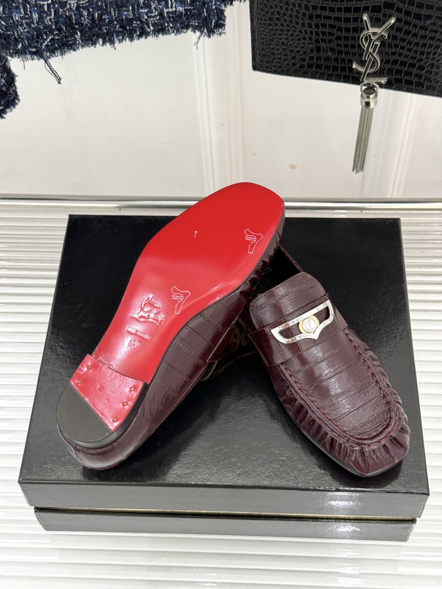 男码+20 ChristinLouboutin/CL26WF新品 复古褶皱英伦乐情侣款福鞋 金属扣自带奢牌锋芒 手工褶皱 男码+20 ChristinLouboutin/CL26WF新品 复古褶皱英伦乐情侣款福鞋 金属扣自带奢牌锋芒 手工褶皱