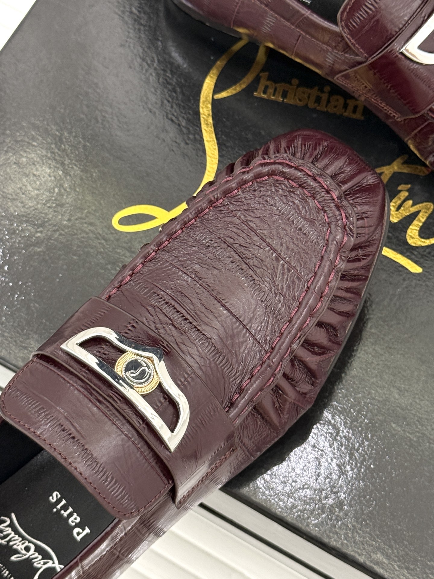 男码+20 ChristinLouboutin/CL26WF新品 复古褶皱英伦乐情侣款福鞋 金属扣自带奢牌锋芒 手工褶皱 男码+20 ChristinLouboutin/CL26WF新品 复古褶皱英伦乐情侣款福鞋 金属扣自带奢牌锋芒 手工褶皱