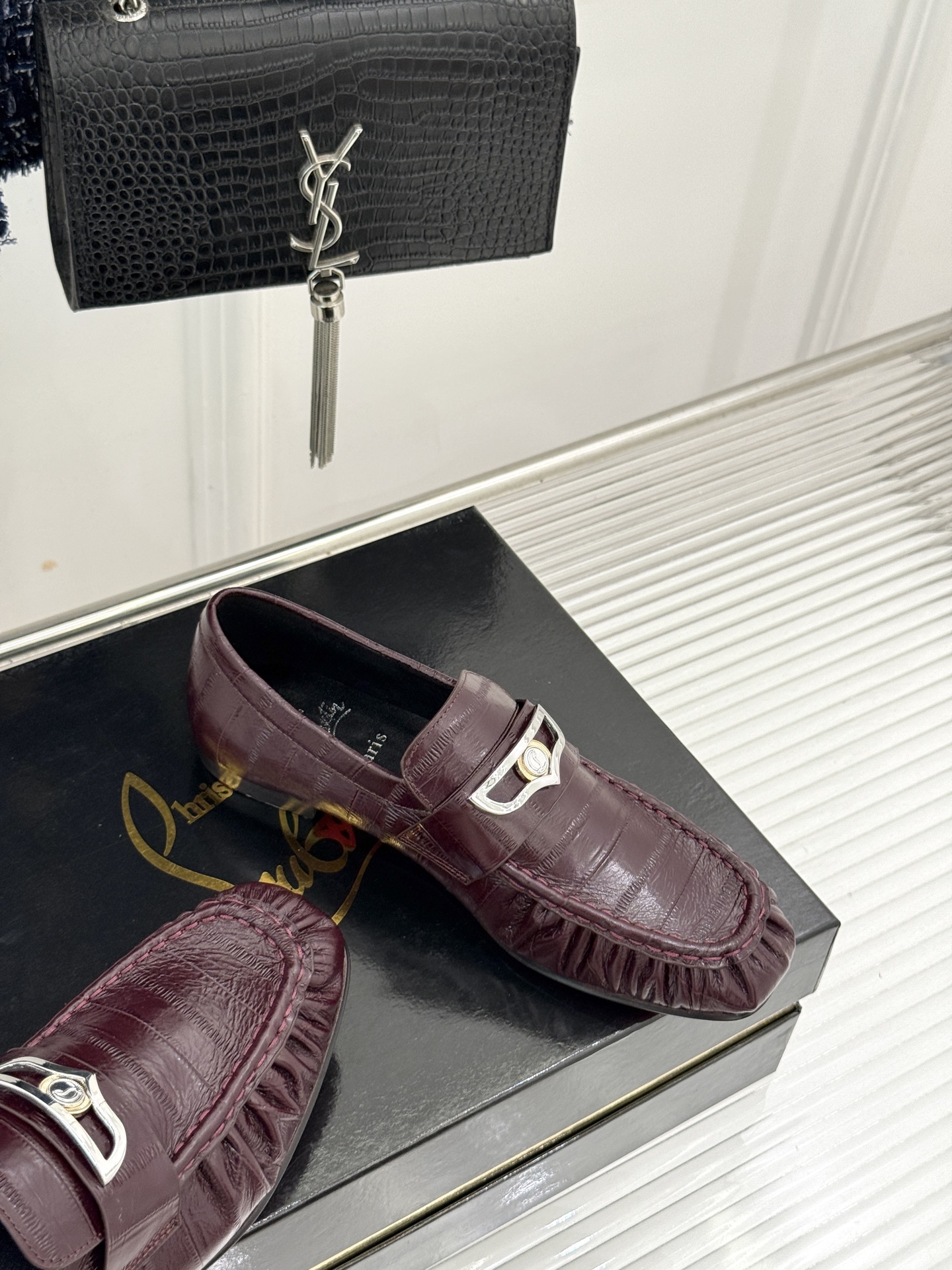 男码+20 ChristinLouboutin/CL26WF新品 复古褶皱英伦乐情侣款福鞋 金属扣自带奢牌锋芒 手工褶皱 男码+20 ChristinLouboutin/CL26WF新品 复古褶皱英伦乐情侣款福鞋 金属扣自带奢牌锋芒 手工褶皱