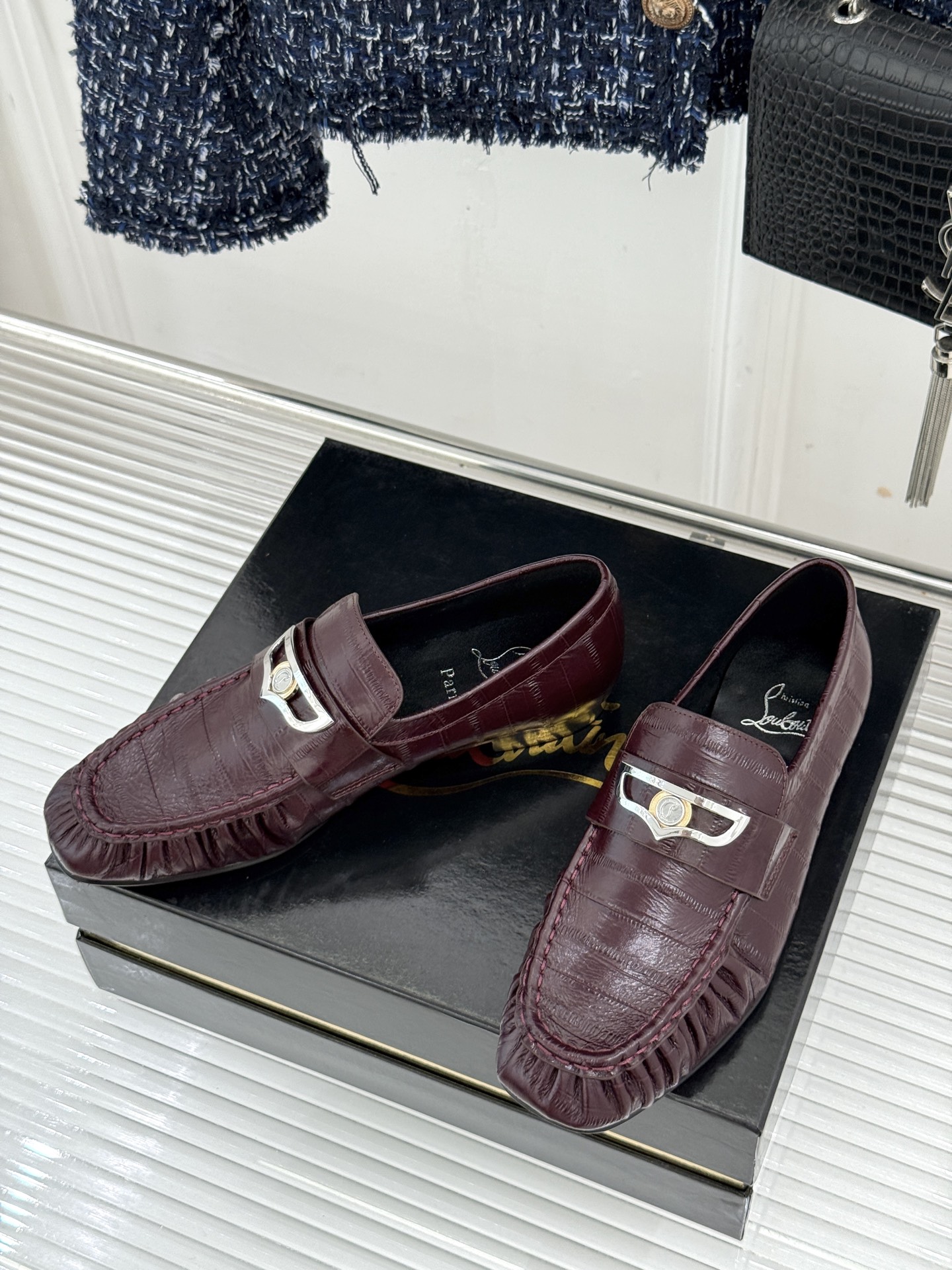 男码+20 ChristinLouboutin/CL26WF新品 复古褶皱英伦乐情侣款福鞋 金属扣自带奢牌锋芒 手工褶皱 男码+20 ChristinLouboutin/CL26WF新品 复古褶皱英伦乐情侣款福鞋 金属扣自带奢牌锋芒 手工褶皱
