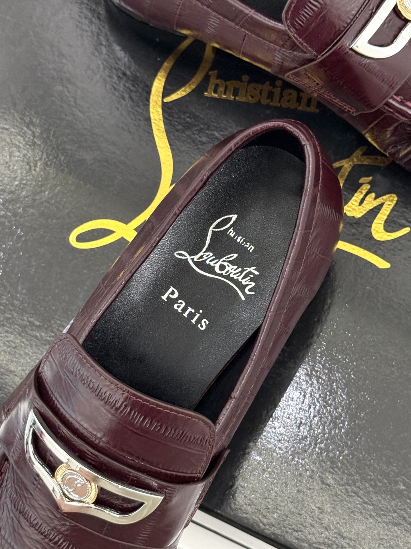 男码+20 ChristinLouboutin/CL26WF新品 复古褶皱英伦乐情侣款福鞋 金属扣自带奢牌锋芒 手工褶皱 男码+20 ChristinLouboutin/CL26WF新品 复古褶皱英伦乐情侣款福鞋 金属扣自带奢牌锋芒 手工褶皱