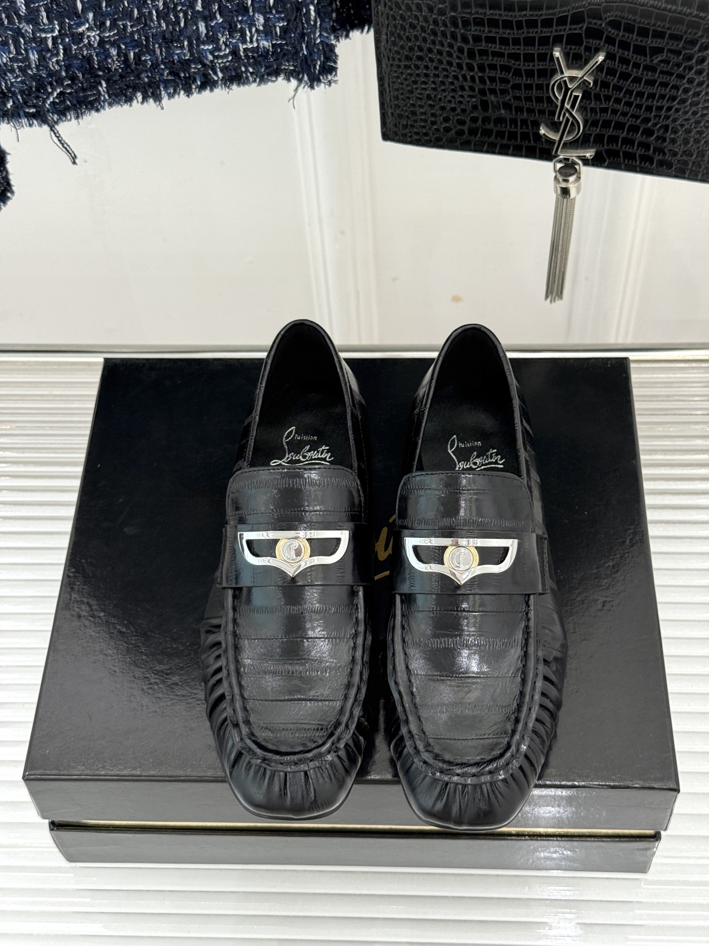 男码+20 ChristinLouboutin/CL26WF新品 复古褶皱英伦乐情侣款福鞋 金属扣自带奢牌锋芒 手工褶皱 男码+20 ChristinLouboutin/CL26WF新品 复古褶皱英伦乐情侣款福鞋 金属扣自带奢牌锋芒 手工褶皱