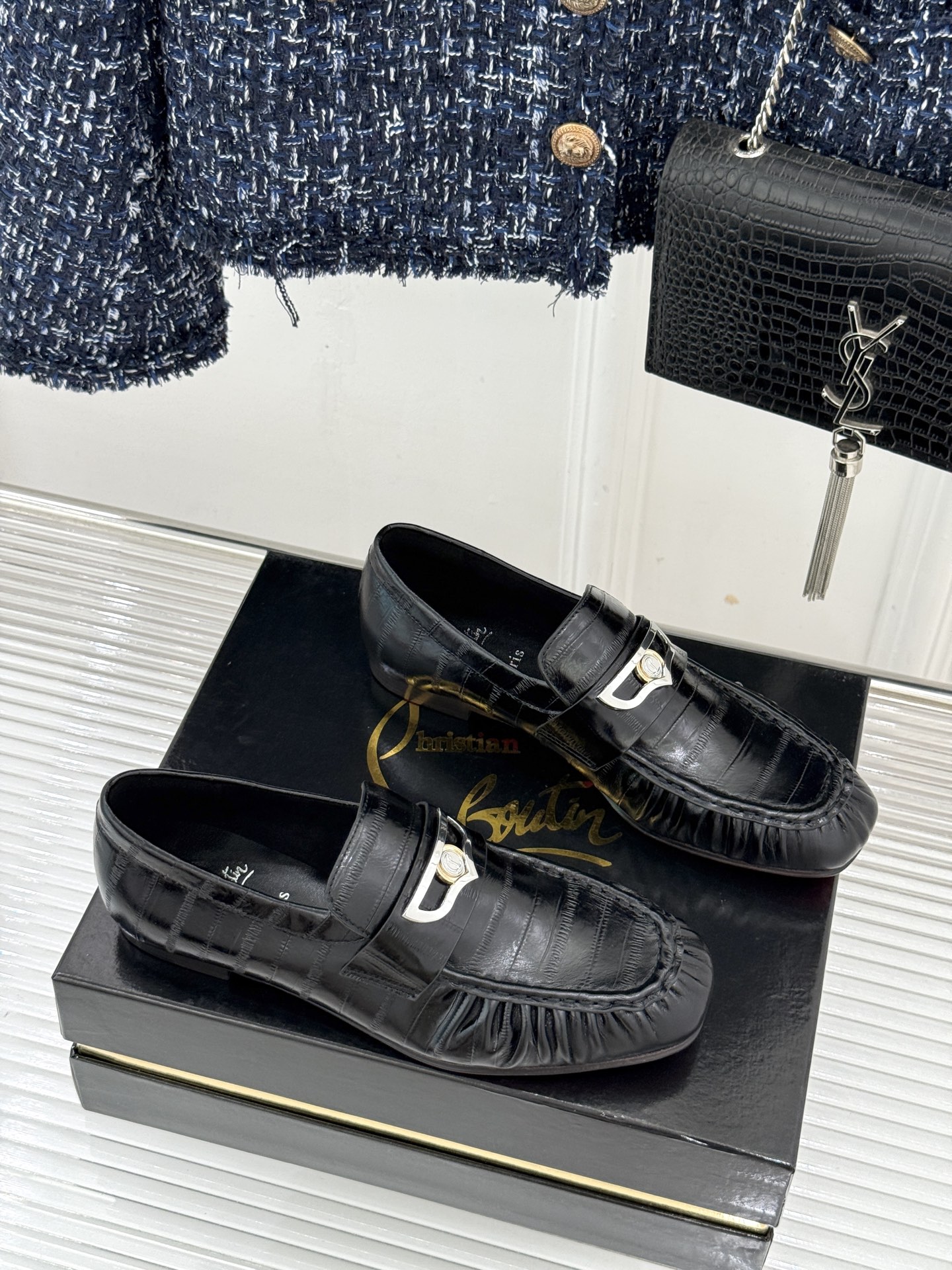 男码+20 ChristinLouboutin/CL26WF新品 复古褶皱英伦乐情侣款福鞋 金属扣自带奢牌锋芒 手工褶皱 男码+20 ChristinLouboutin/CL26WF新品 复古褶皱英伦乐情侣款福鞋 金属扣自带奢牌锋芒 手工褶皱