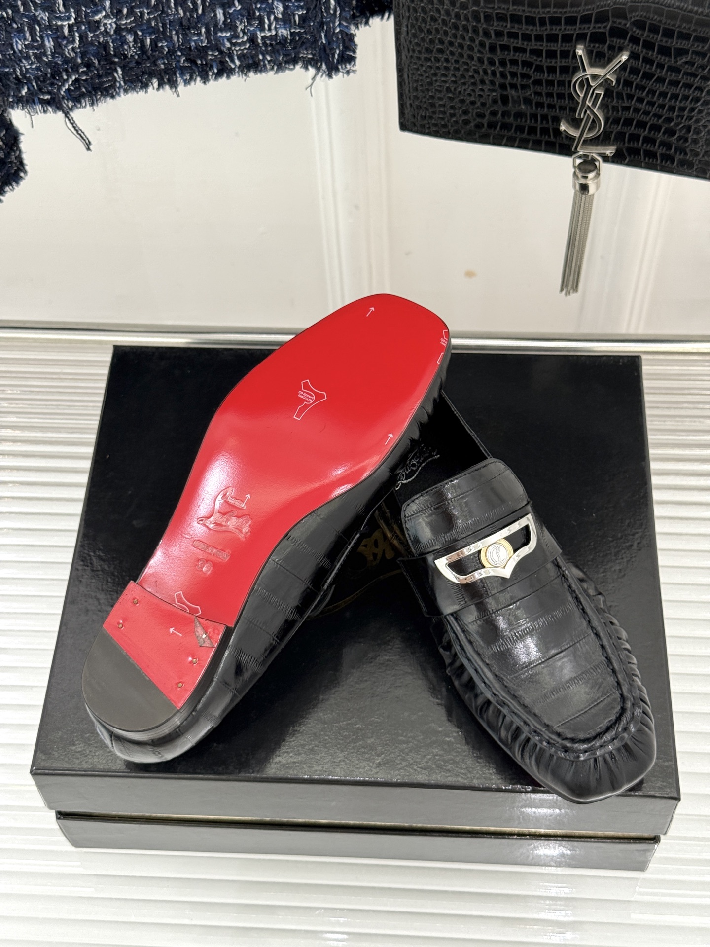 男码+20 ChristinLouboutin/CL26WF新品 复古褶皱英伦乐情侣款福鞋 金属扣自带奢牌锋芒 手工褶皱 男码+20 ChristinLouboutin/CL26WF新品 复古褶皱英伦乐情侣款福鞋 金属扣自带奢牌锋芒 手工褶皱