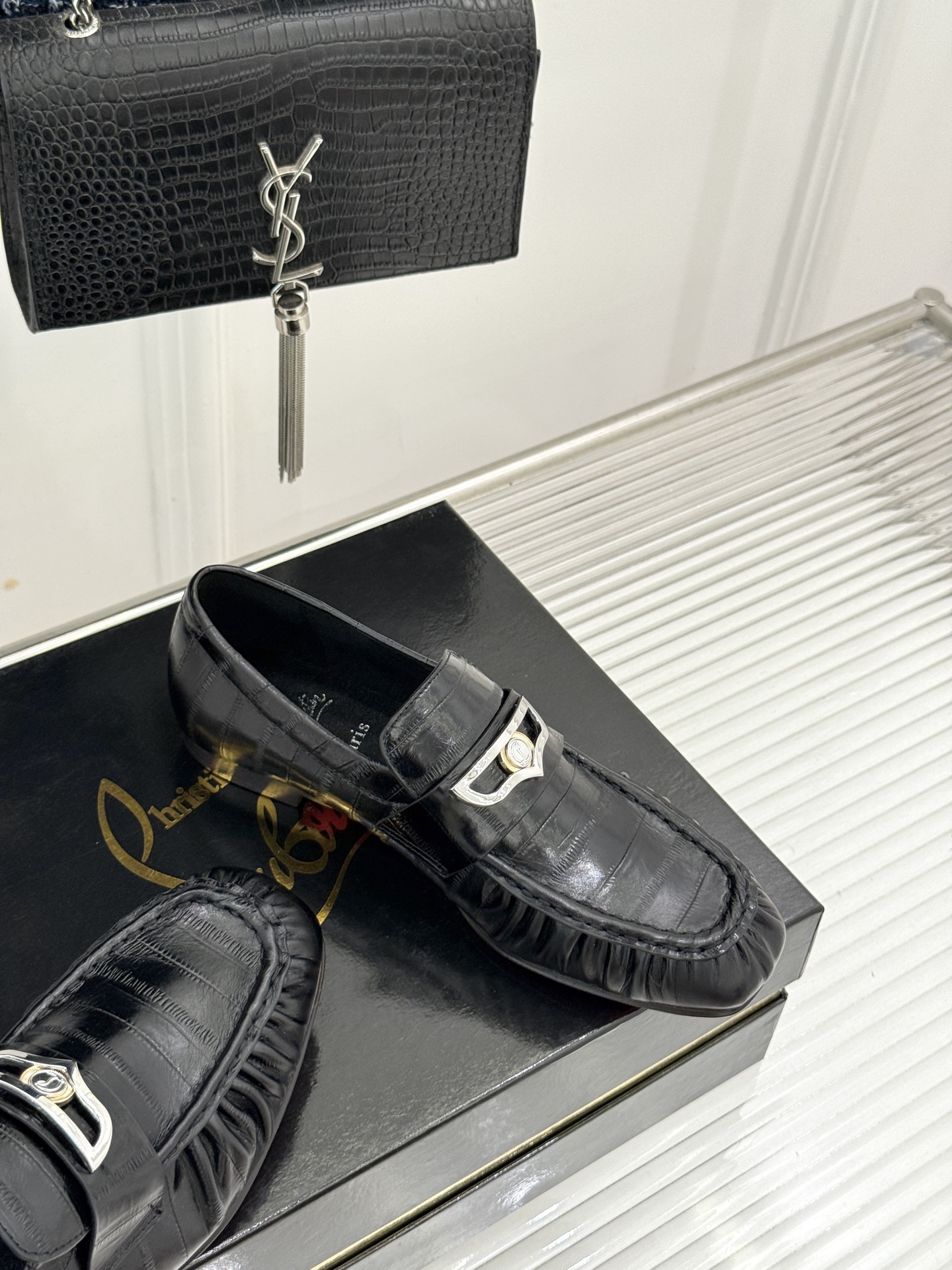 男码+20 ChristinLouboutin/CL26WF新品 复古褶皱英伦乐情侣款福鞋 金属扣自带奢牌锋芒 手工褶皱 男码+20 ChristinLouboutin/CL26WF新品 复古褶皱英伦乐情侣款福鞋 金属扣自带奢牌锋芒 手工褶皱