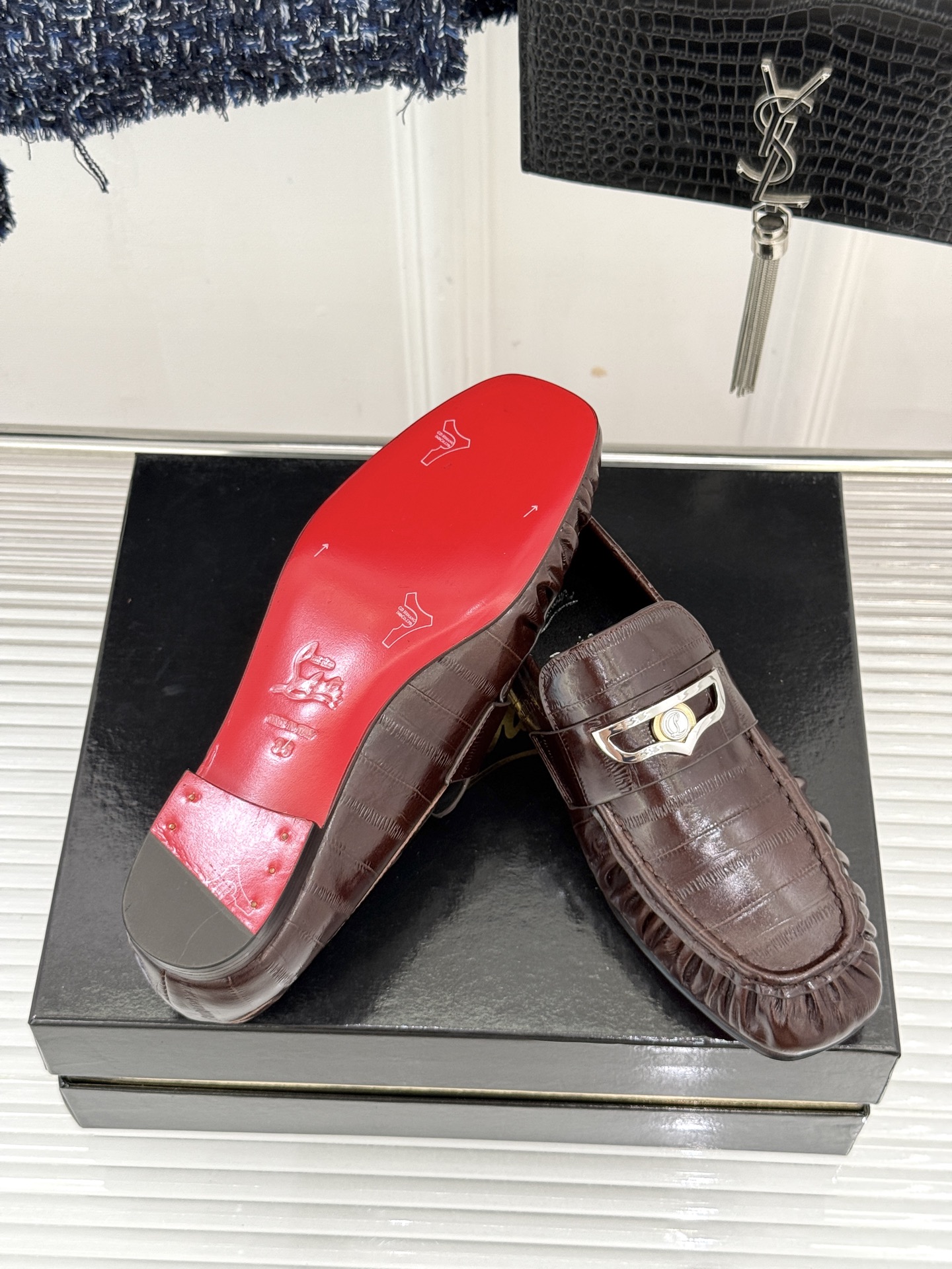 男码＋20 ChristinLouboutin/CL26WF新品 复古褶皱英伦乐情侣款福鞋 金属扣自带奢牌锋芒 手工褶皱
