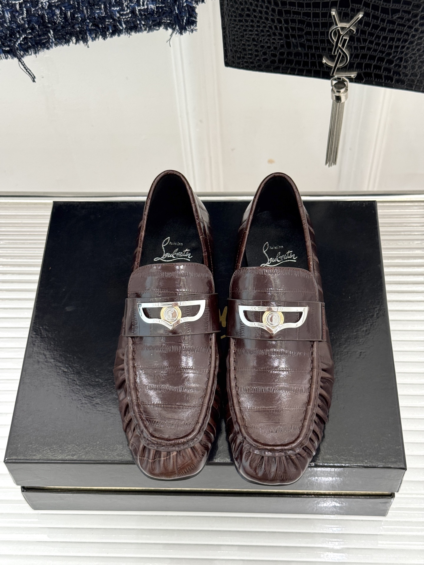 男码＋20 ChristinLouboutin/CL26WF新品 复古褶皱英伦乐情侣款福鞋 金属扣自带奢牌锋芒 手工褶皱