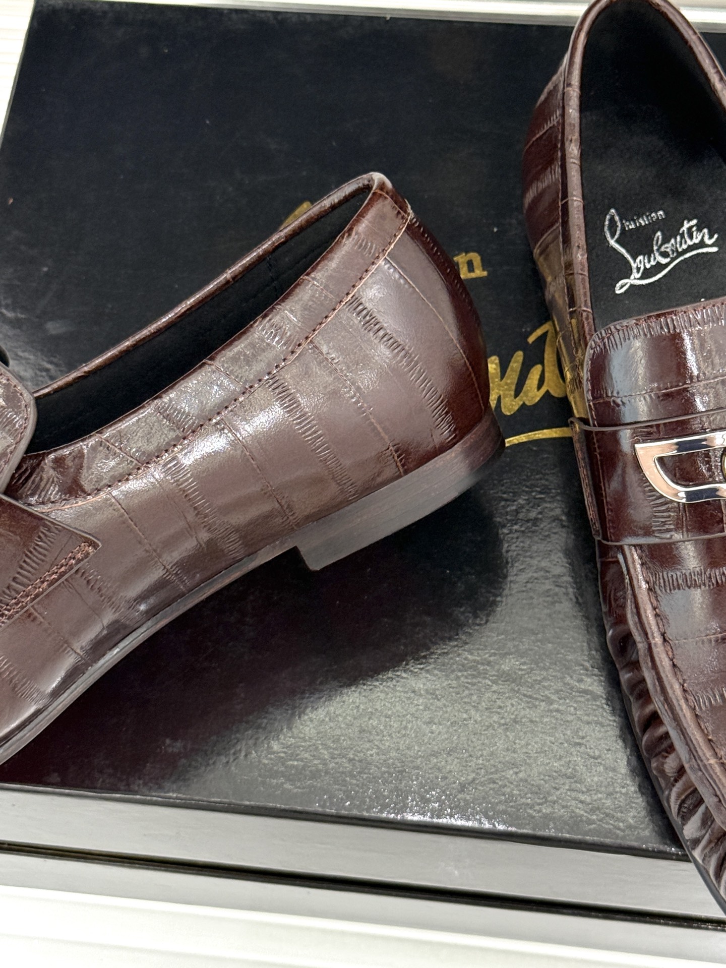 男码＋20 ChristinLouboutin/CL26WF新品 复古褶皱英伦乐情侣款福鞋 金属扣自带奢牌锋芒 手工褶皱