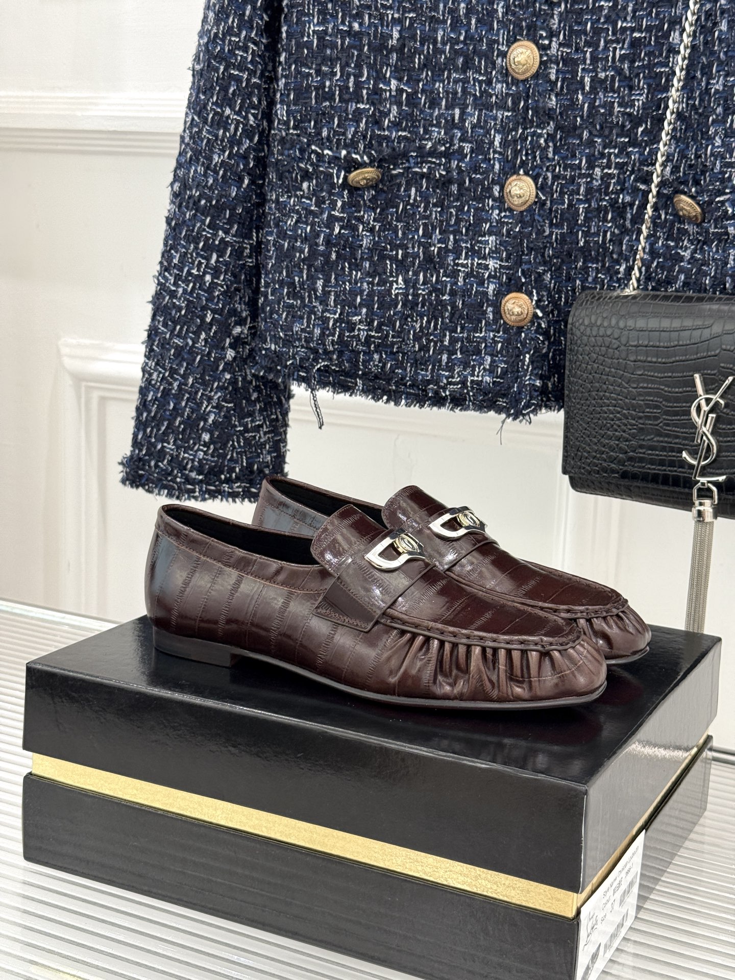 男码+20 ChristinLouboutin/CL26WF新品 复古褶皱英伦乐情侣款福鞋 金属扣自带奢牌锋芒 手工褶皱 男码+20 ChristinLouboutin/CL26WF新品 复古褶皱英伦乐情侣款福鞋 金属扣自带奢牌锋芒 手工褶皱