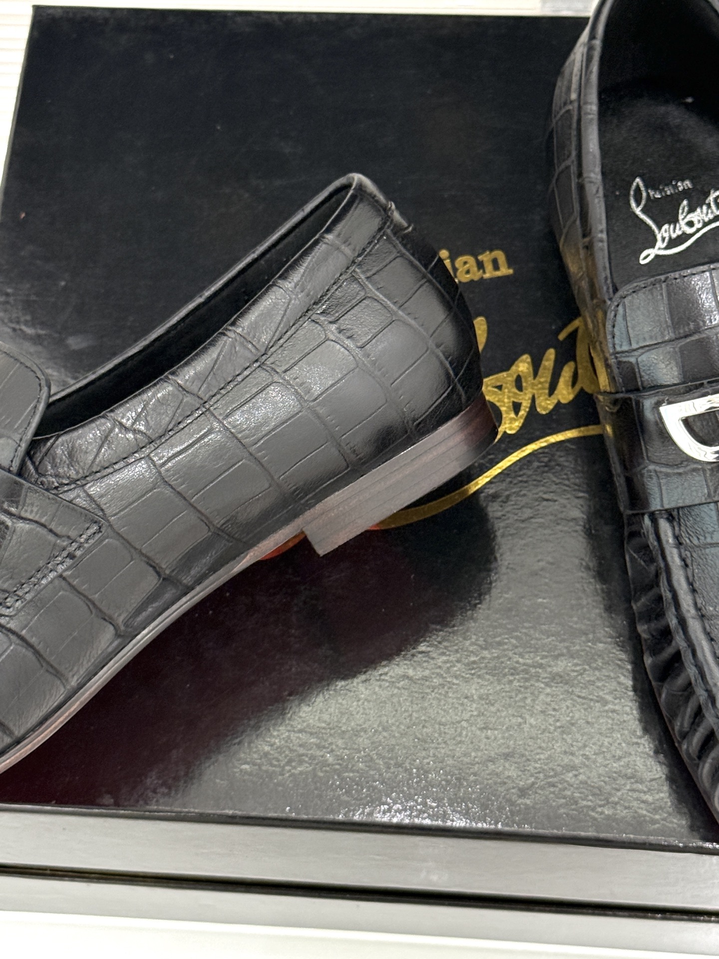男码+20 ChristinLouboutin/CL26WF新品 复古褶皱英伦乐情侣款福鞋 金属扣自带奢牌锋芒 手工褶皱 男码+20 ChristinLouboutin/CL26WF新品 复古褶皱英伦乐情侣款福鞋 金属扣自带奢牌锋芒 手工褶皱
