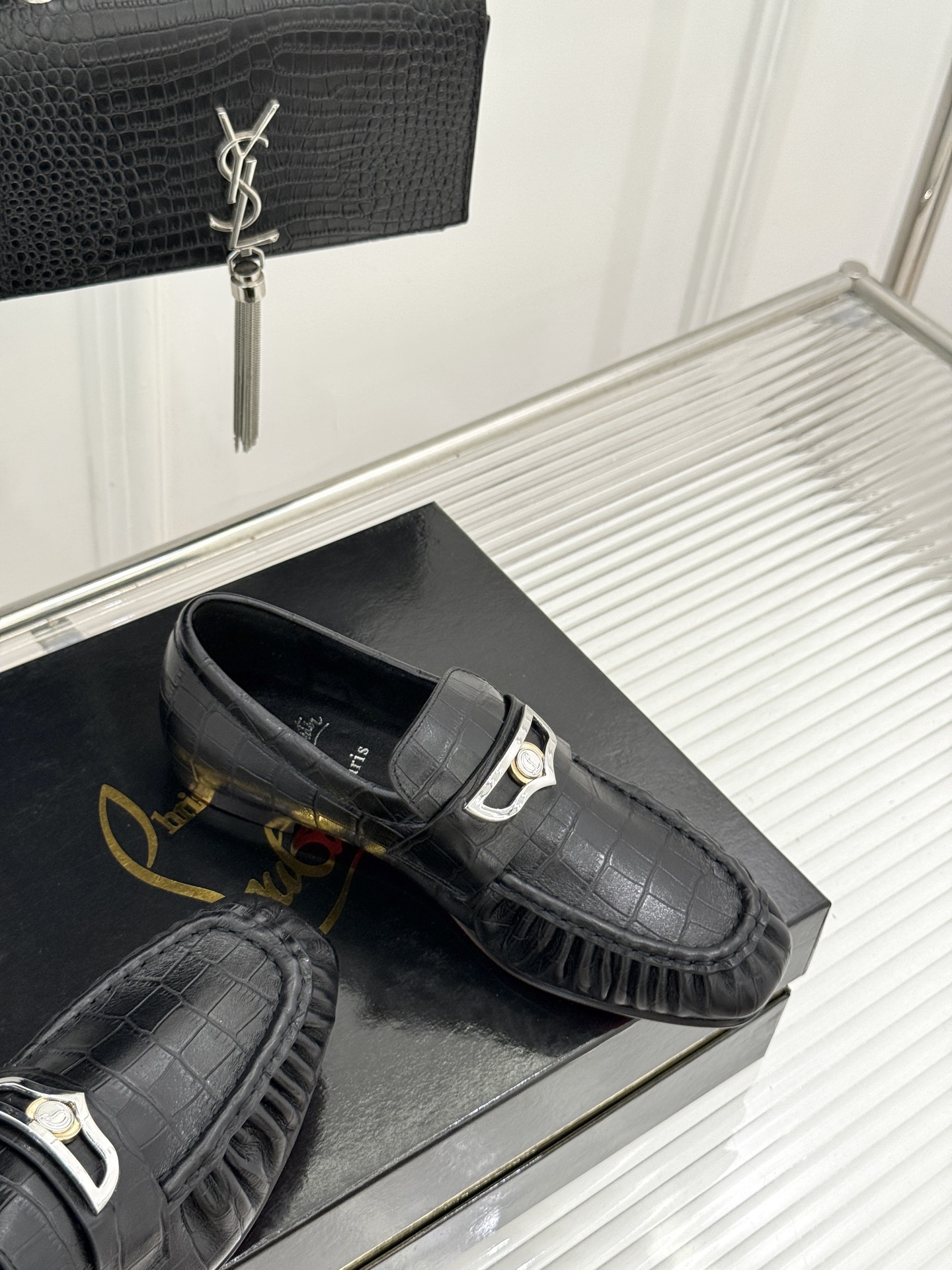 男码+20 ChristinLouboutin/CL26WF新品 复古褶皱英伦乐情侣款福鞋 金属扣自带奢牌锋芒 手工褶皱 男码+20 ChristinLouboutin/CL26WF新品 复古褶皱英伦乐情侣款福鞋 金属扣自带奢牌锋芒 手工褶皱