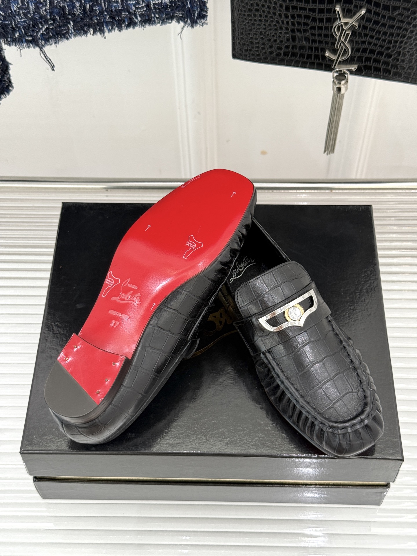 男码+20 ChristinLouboutin/CL26WF新品 复古褶皱英伦乐情侣款福鞋 金属扣自带奢牌锋芒 手工褶皱 男码+20 ChristinLouboutin/CL26WF新品 复古褶皱英伦乐情侣款福鞋 金属扣自带奢牌锋芒 手工褶皱