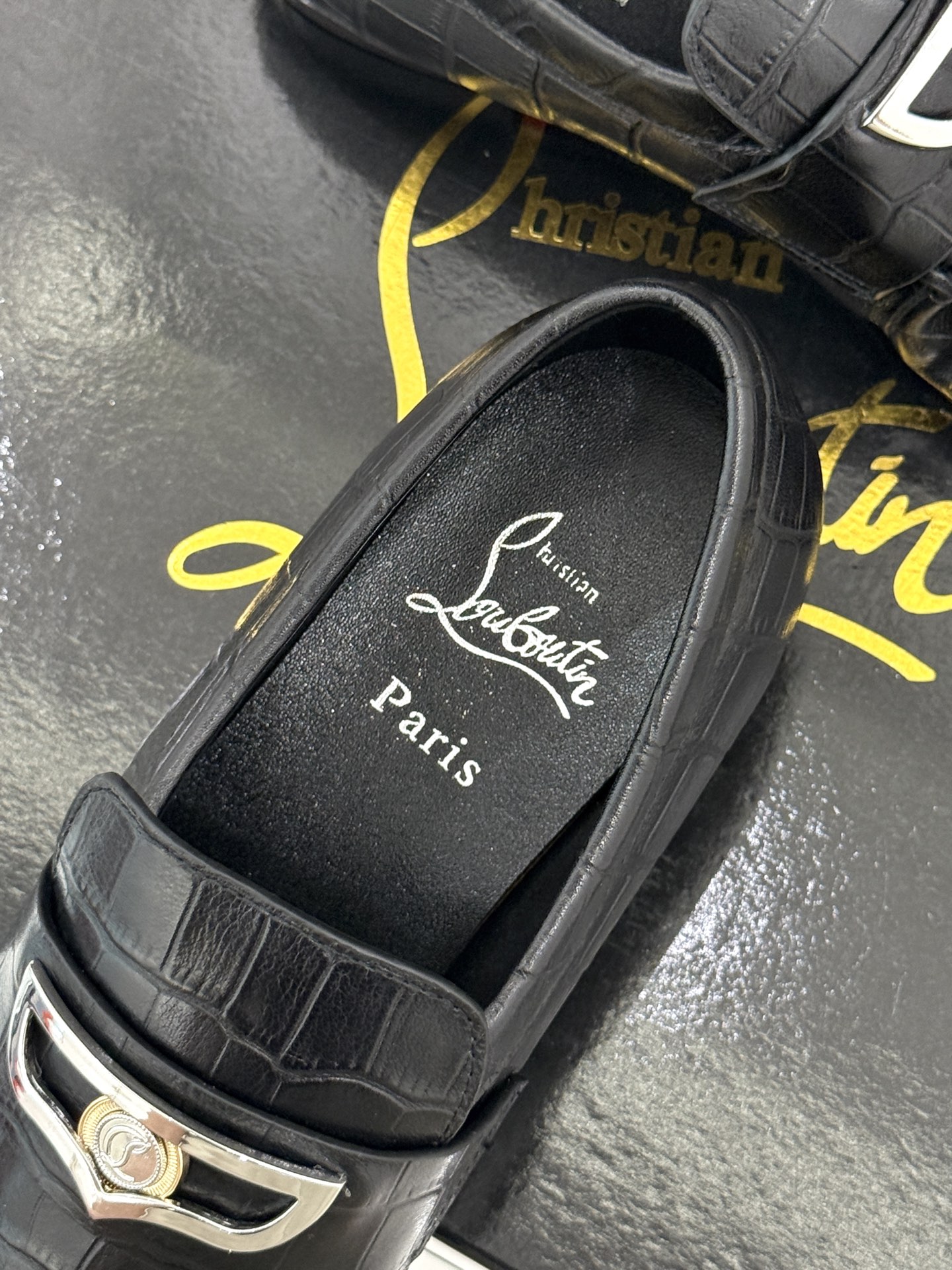 男码+20 ChristinLouboutin/CL26WF新品 复古褶皱英伦乐情侣款福鞋 金属扣自带奢牌锋芒 手工褶皱 男码+20 ChristinLouboutin/CL26WF新品 复古褶皱英伦乐情侣款福鞋 金属扣自带奢牌锋芒 手工褶皱