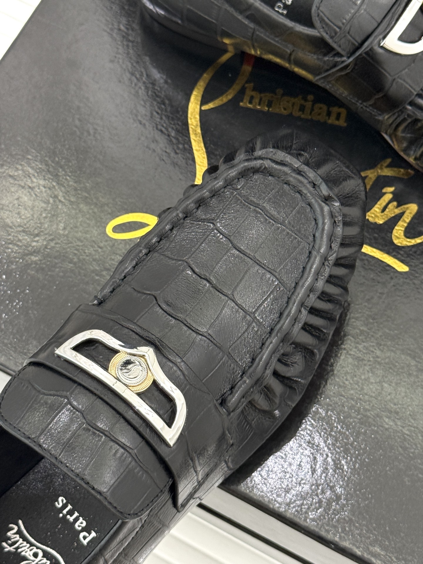 男码+20 ChristinLouboutin/CL26WF新品 复古褶皱英伦乐情侣款福鞋 金属扣自带奢牌锋芒 手工褶皱 男码+20 ChristinLouboutin/CL26WF新品 复古褶皱英伦乐情侣款福鞋 金属扣自带奢牌锋芒 手工褶皱