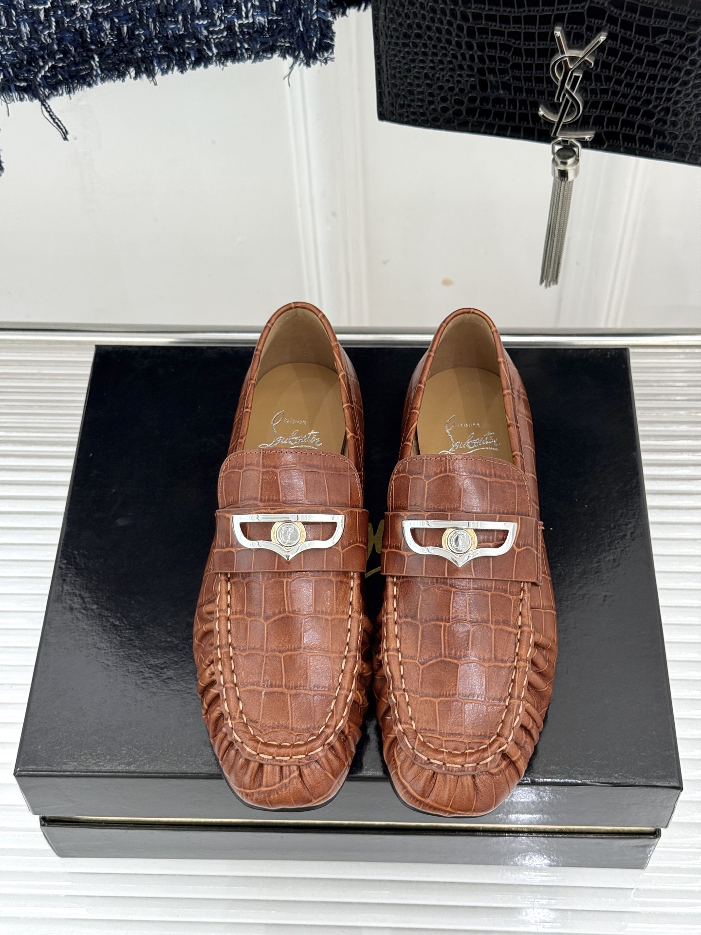男码＋20 ChristinLouboutin/CL26WF新品 复古褶皱英伦乐情侣款福鞋 金属扣自带奢牌锋芒 手工褶皱