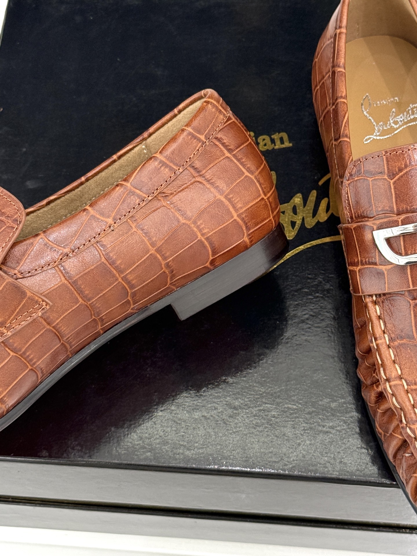 男码＋20 ChristinLouboutin/CL26WF新品 复古褶皱英伦乐情侣款福鞋 金属扣自带奢牌锋芒 手工褶皱