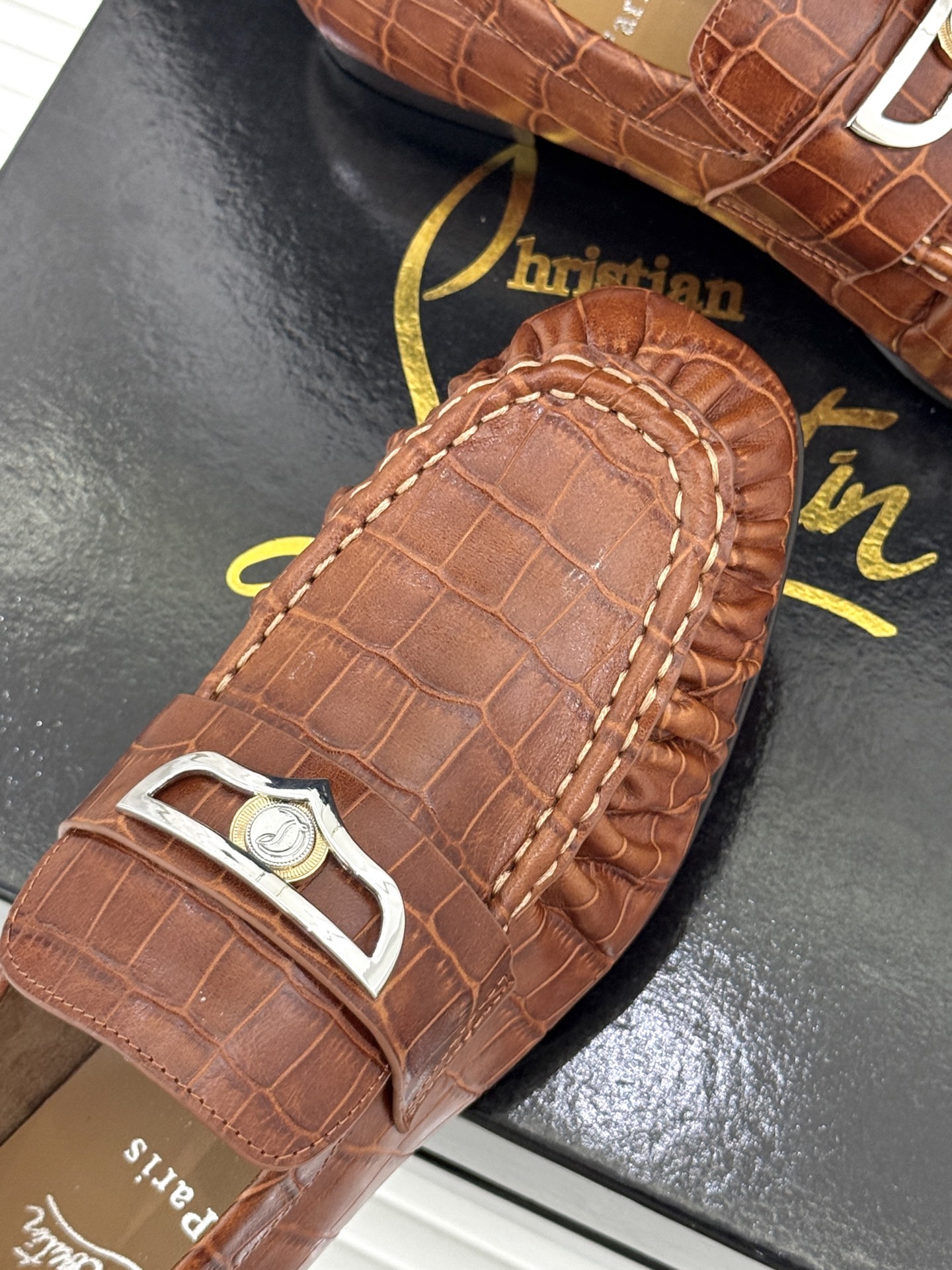男码＋20 ChristinLouboutin/CL26WF新品 复古褶皱英伦乐情侣款福鞋 金属扣自带奢牌锋芒 手工褶皱