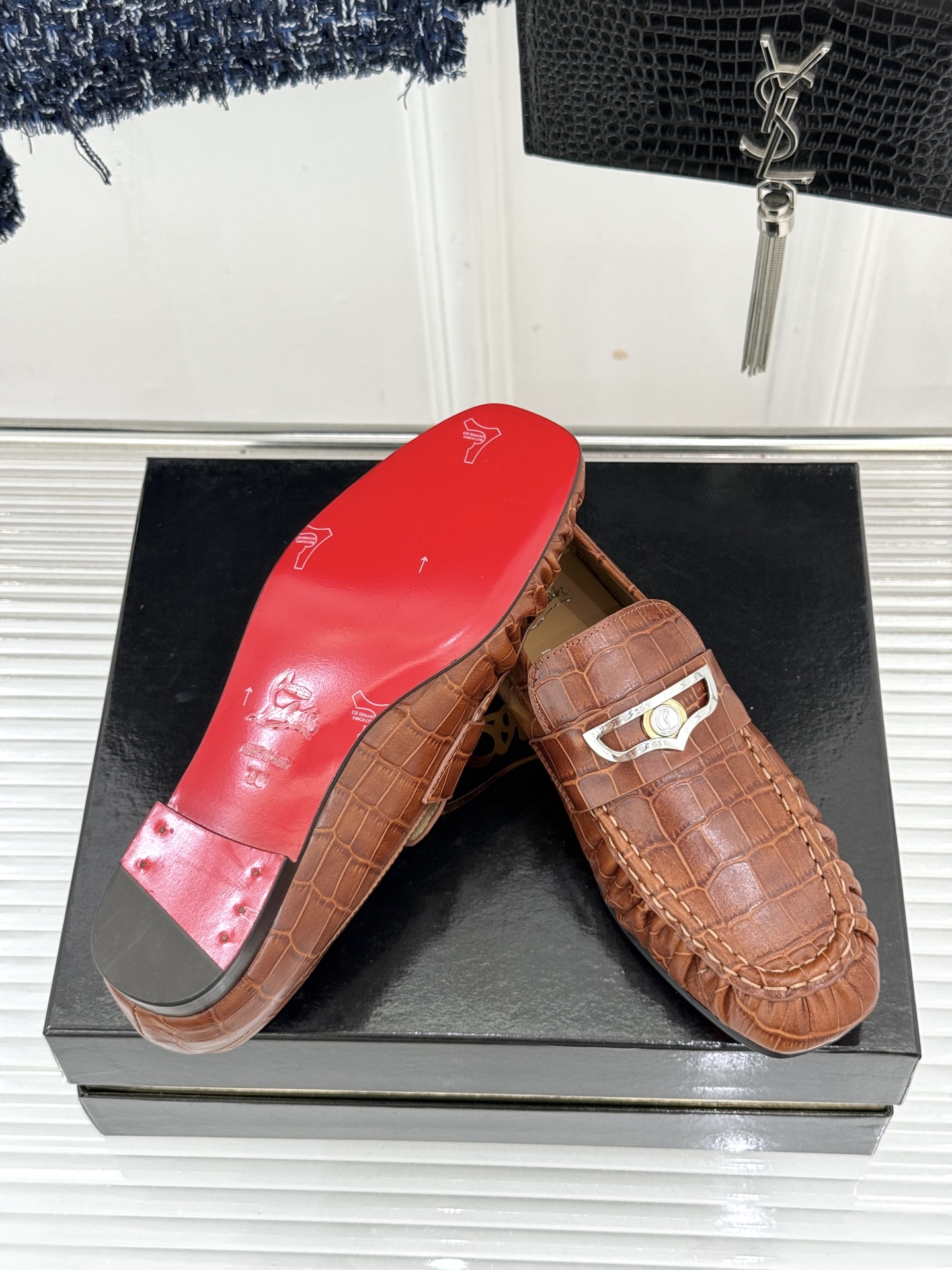 男码＋20 ChristinLouboutin/CL26WF新品 复古褶皱英伦乐情侣款福鞋 金属扣自带奢牌锋芒 手工褶皱