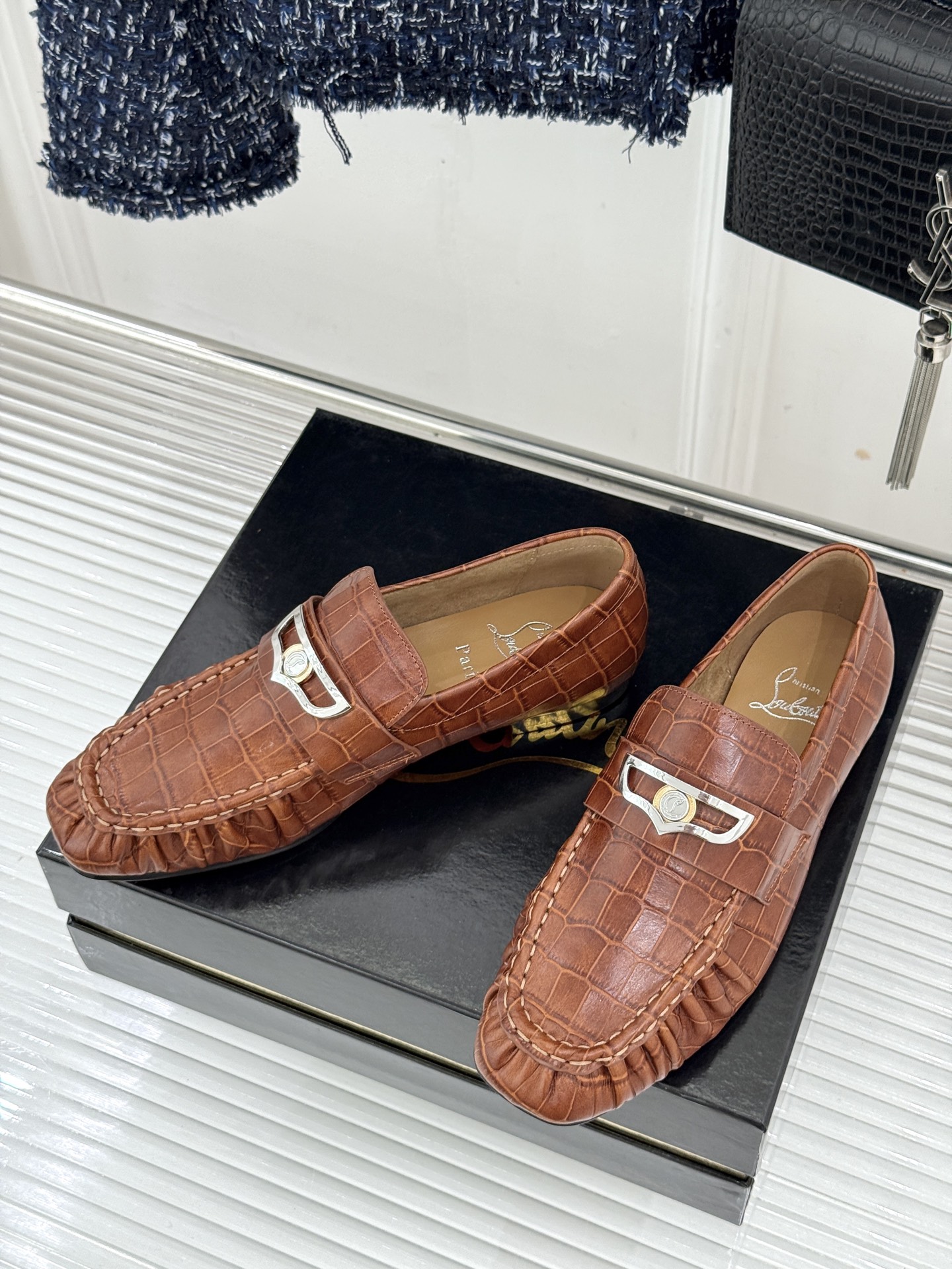 男码＋20 ChristinLouboutin/CL26WF新品 复古褶皱英伦乐情侣款福鞋 金属扣自带奢牌锋芒 手工褶皱