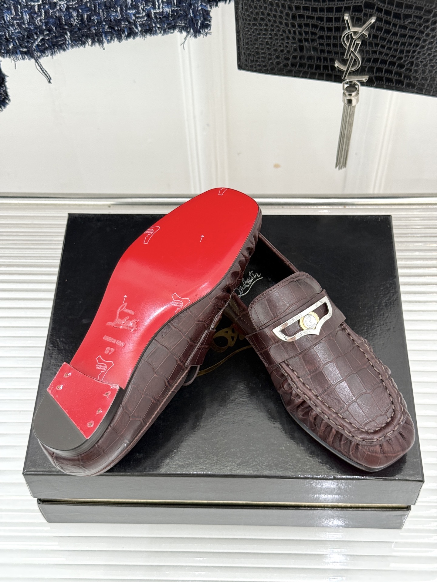 男码+20 ChristinLouboutin/CL26WF新品 复古褶皱英伦乐情侣款福鞋 金属扣自带奢牌锋芒 手工褶皱 男码+20 ChristinLouboutin/CL26WF新品 复古褶皱英伦乐情侣款福鞋 金属扣自带奢牌锋芒 手工褶皱