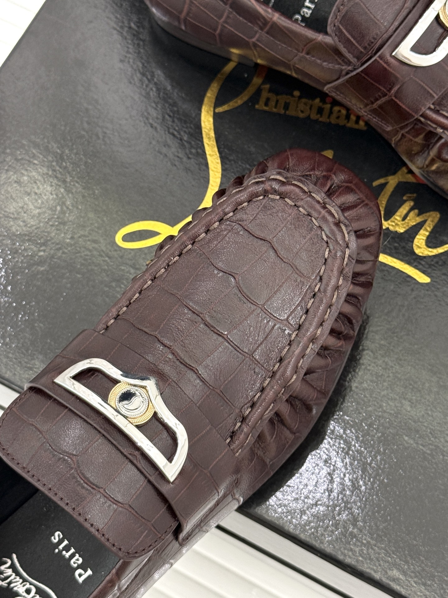 男码+20 ChristinLouboutin/CL26WF新品 复古褶皱英伦乐情侣款福鞋 金属扣自带奢牌锋芒 手工褶皱 男码+20 ChristinLouboutin/CL26WF新品 复古褶皱英伦乐情侣款福鞋 金属扣自带奢牌锋芒 手工褶皱