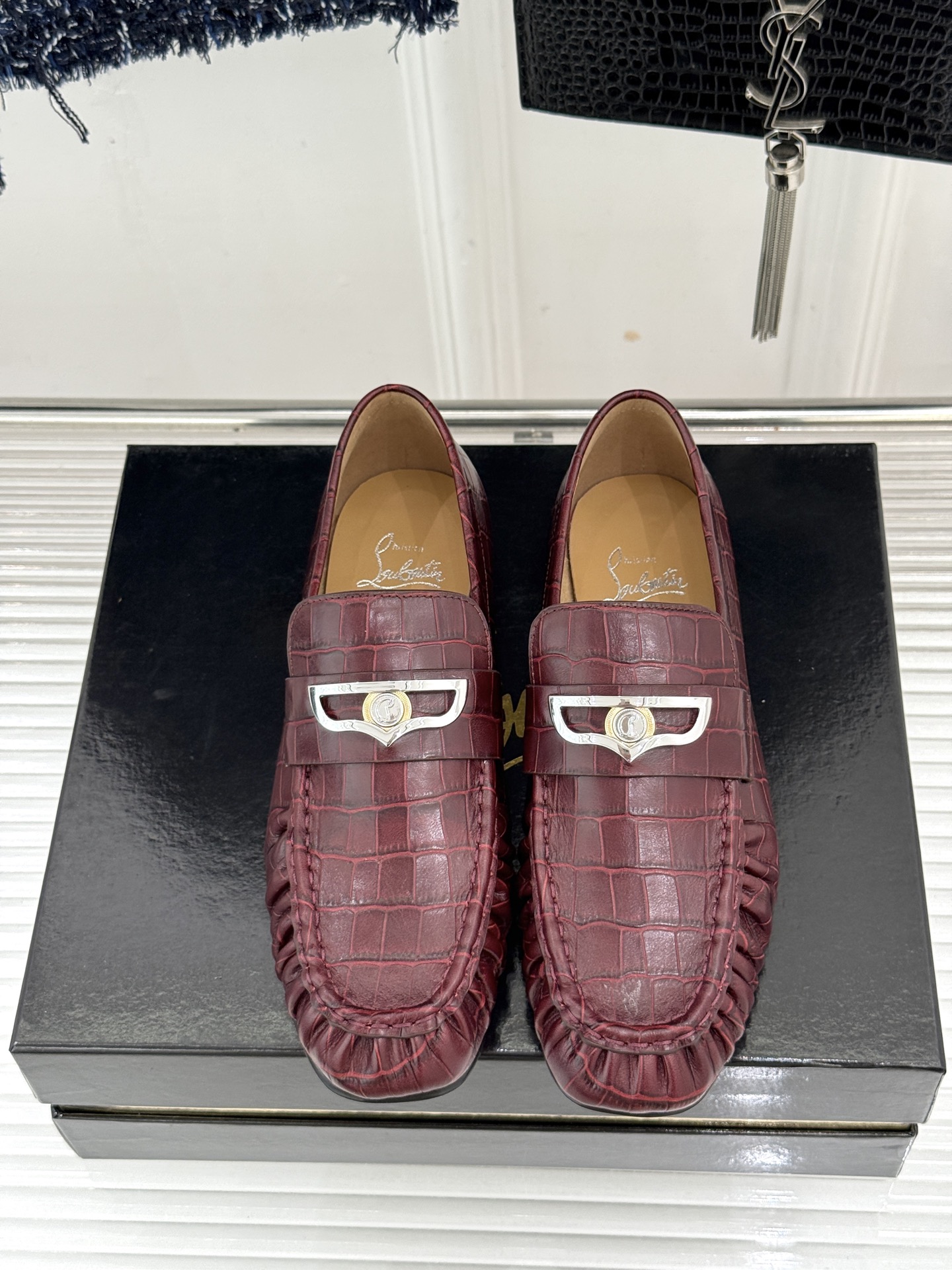男码+20 ChristinLouboutin/CL26WF新品 复古褶皱英伦乐情侣款福鞋 金属扣自带奢牌锋芒 手工褶皱 男码+20 ChristinLouboutin/CL26WF新品 复古褶皱英伦乐情侣款福鞋 金属扣自带奢牌锋芒 手工褶皱