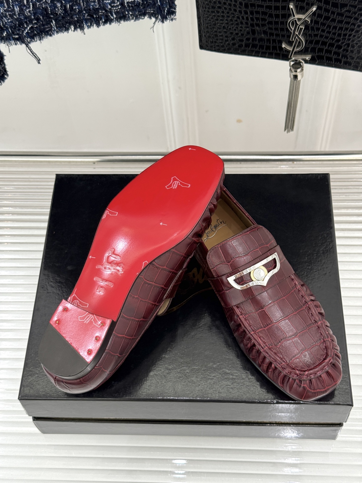 男码+20 ChristinLouboutin/CL26WF新品 复古褶皱英伦乐情侣款福鞋 金属扣自带奢牌锋芒 手工褶皱 男码+20 ChristinLouboutin/CL26WF新品 复古褶皱英伦乐情侣款福鞋 金属扣自带奢牌锋芒 手工褶皱