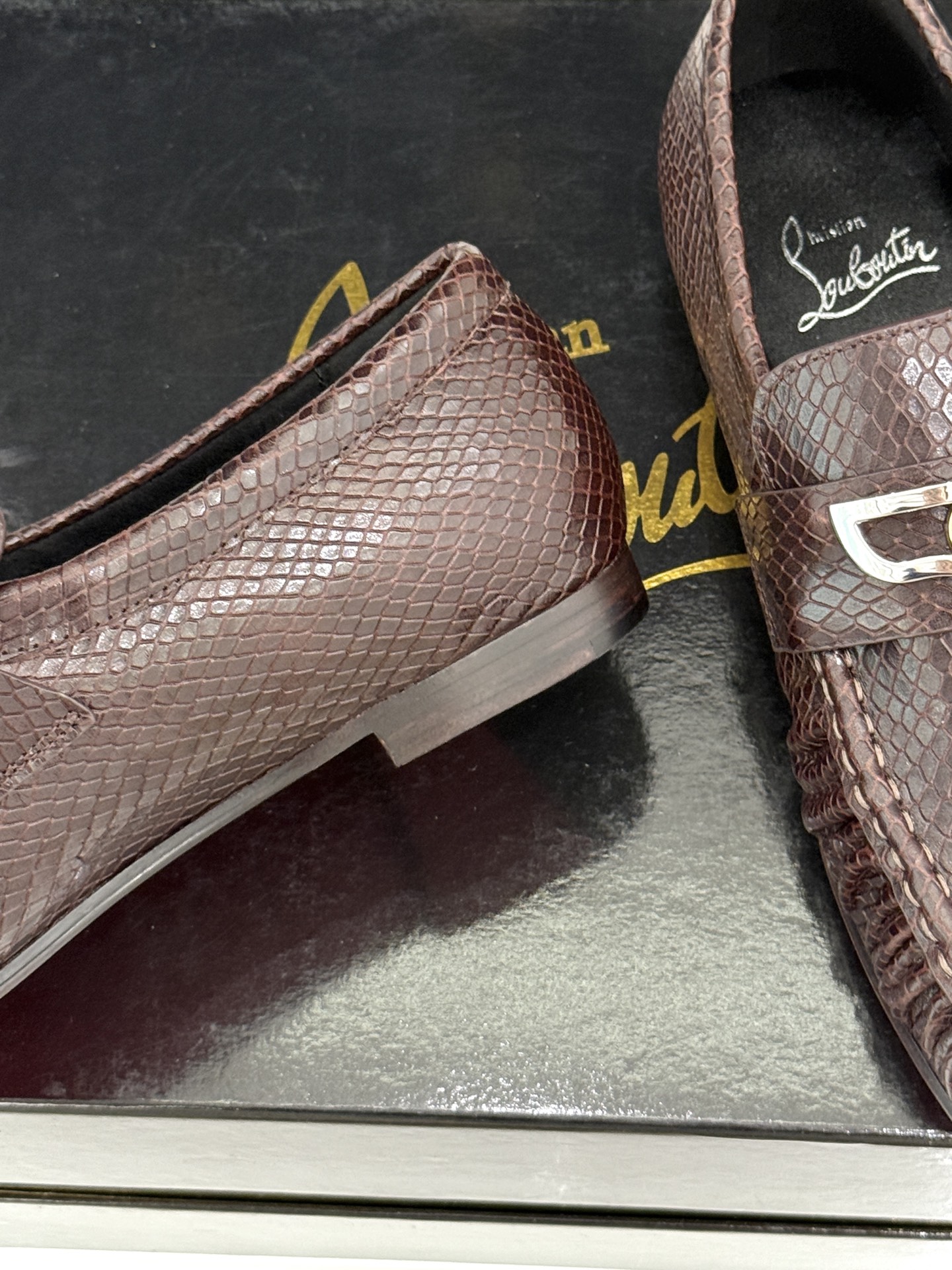 男码+20 ChristinLouboutin/CL26WF新品 复古褶皱英伦乐情侣款福鞋 金属扣自带奢牌锋芒 手工褶皱 男码+20 ChristinLouboutin/CL26WF新品 复古褶皱英伦乐情侣款福鞋 金属扣自带奢牌锋芒 手工褶皱