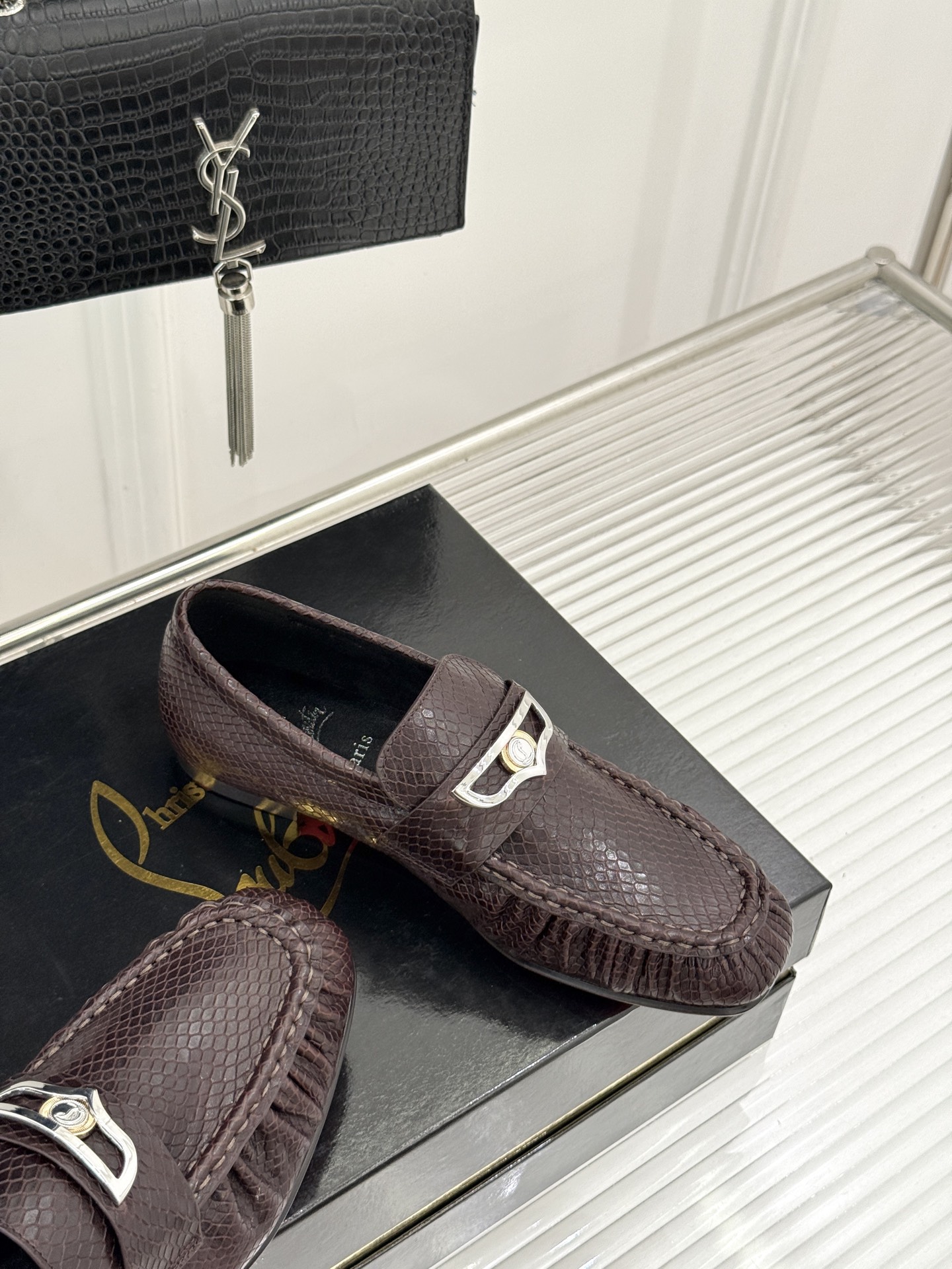 男码+20 ChristinLouboutin/CL26WF新品 复古褶皱英伦乐情侣款福鞋 金属扣自带奢牌锋芒 手工褶皱 男码+20 ChristinLouboutin/CL26WF新品 复古褶皱英伦乐情侣款福鞋 金属扣自带奢牌锋芒 手工褶皱