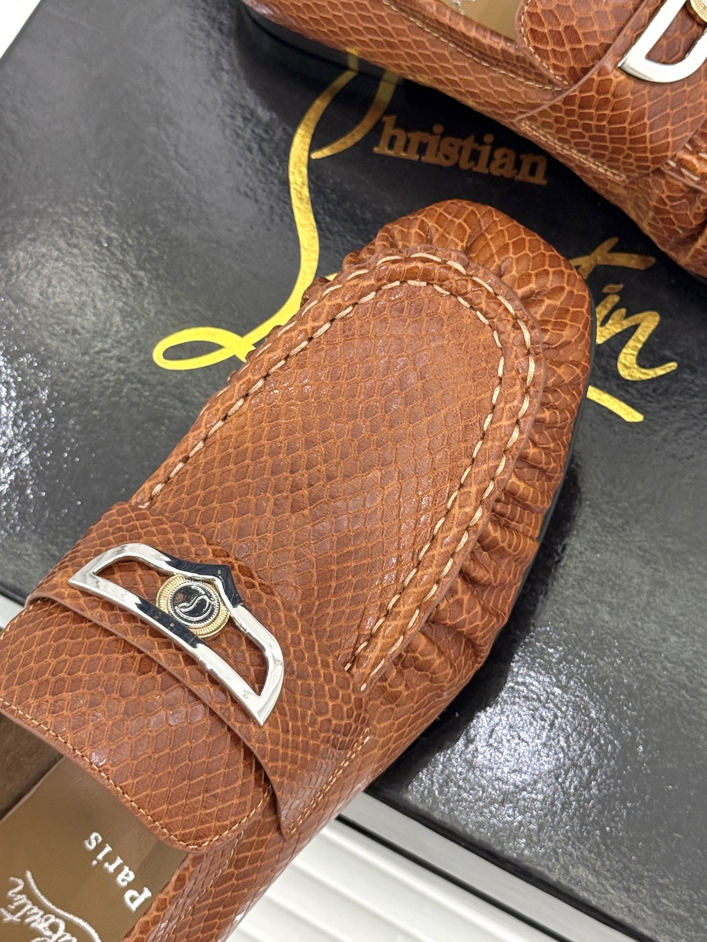 男码+20 ChristinLouboutin/CL26WF新品 复古褶皱英伦乐情侣款福鞋 金属扣自带奢牌锋芒 手工褶皱 男码+20 ChristinLouboutin/CL26WF新品 复古褶皱英伦乐情侣款福鞋 金属扣自带奢牌锋芒 手工褶皱