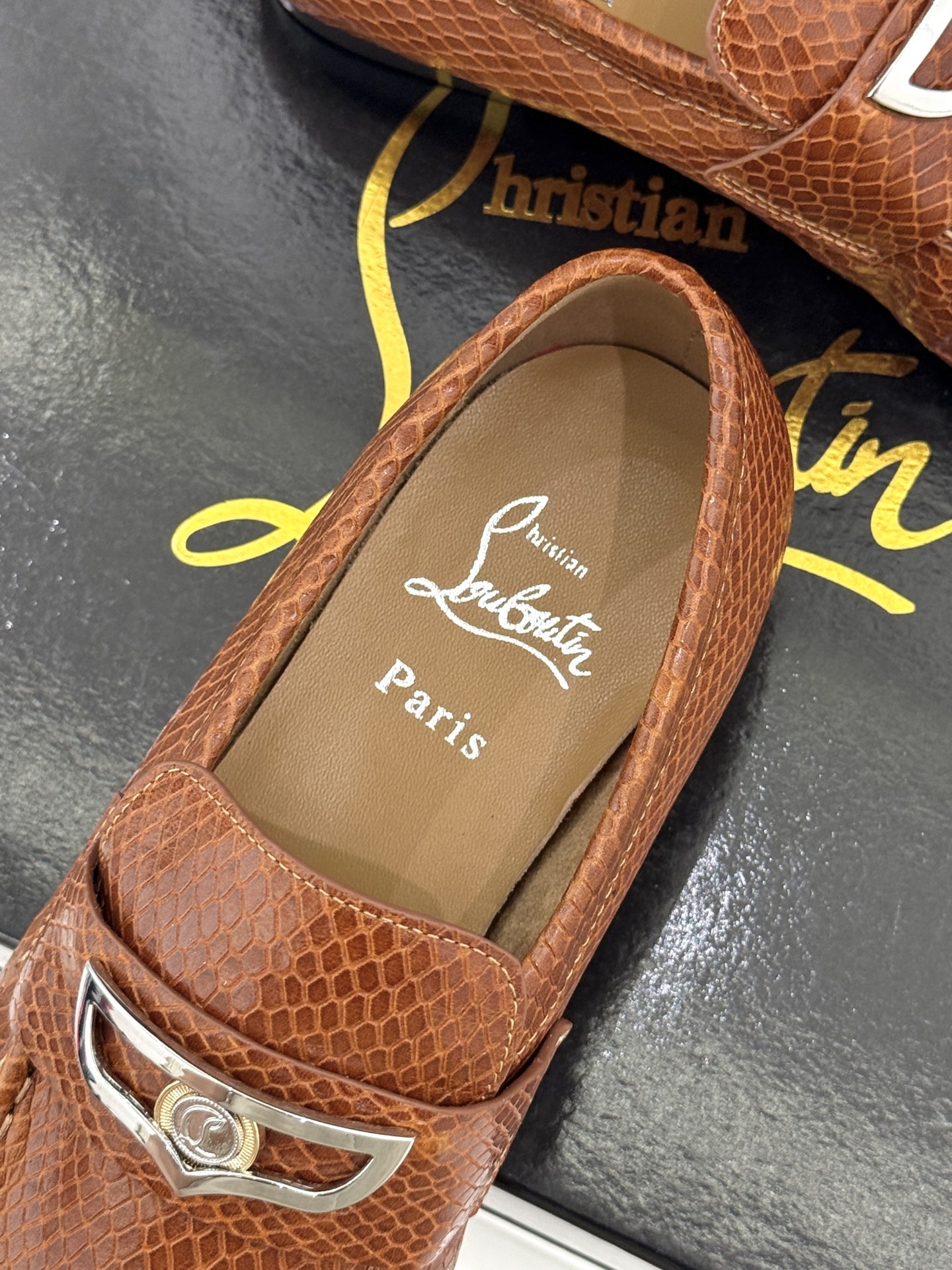 男码+20 ChristinLouboutin/CL26WF新品 复古褶皱英伦乐情侣款福鞋 金属扣自带奢牌锋芒 手工褶皱 男码+20 ChristinLouboutin/CL26WF新品 复古褶皱英伦乐情侣款福鞋 金属扣自带奢牌锋芒 手工褶皱